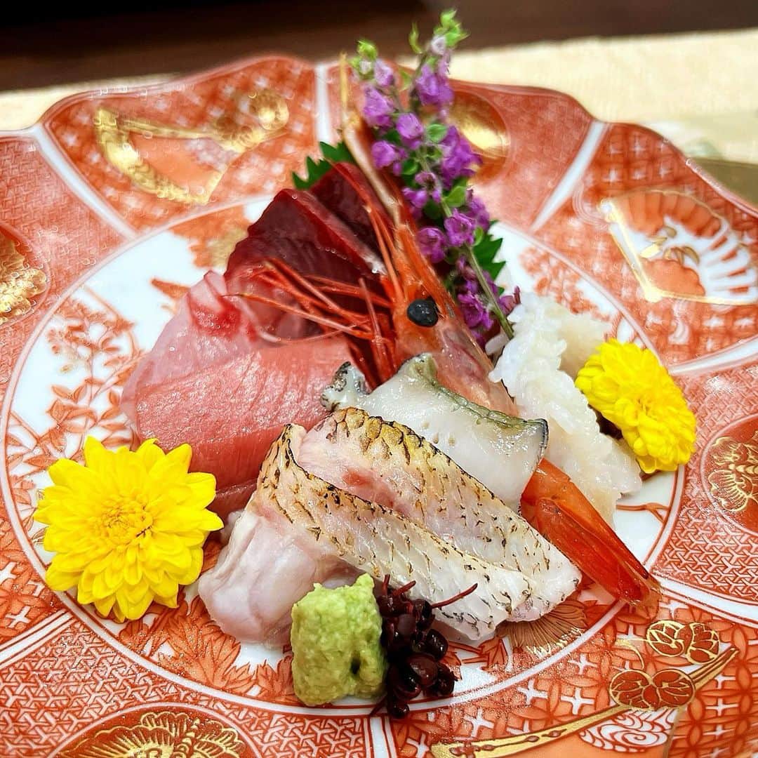 sayoko87さんのインスタグラム写真 - (sayoko87Instagram)「❥ ... ⁡ ⁡ 黄金のど黒・能登牛・能登産ふぐや蟹etc… 季節の食材を使った最高のお料理でした 朝食も豪華過ぎて食べきれなかった😂 ⁡ 6時間かけて行った甲斐があったよ🚗³₃ ⁡ ⁡ ⁡ ⁡ ⁡ #ランプの宿 #よしが浦温泉 #石川県 #のど黒 #能登牛 #記念日旅行 #結婚記念日 #結婚記念日旅行 #anniversarytrip #20thanniversary #weddinganniversary」11月13日 16時57分 - sayoko.87