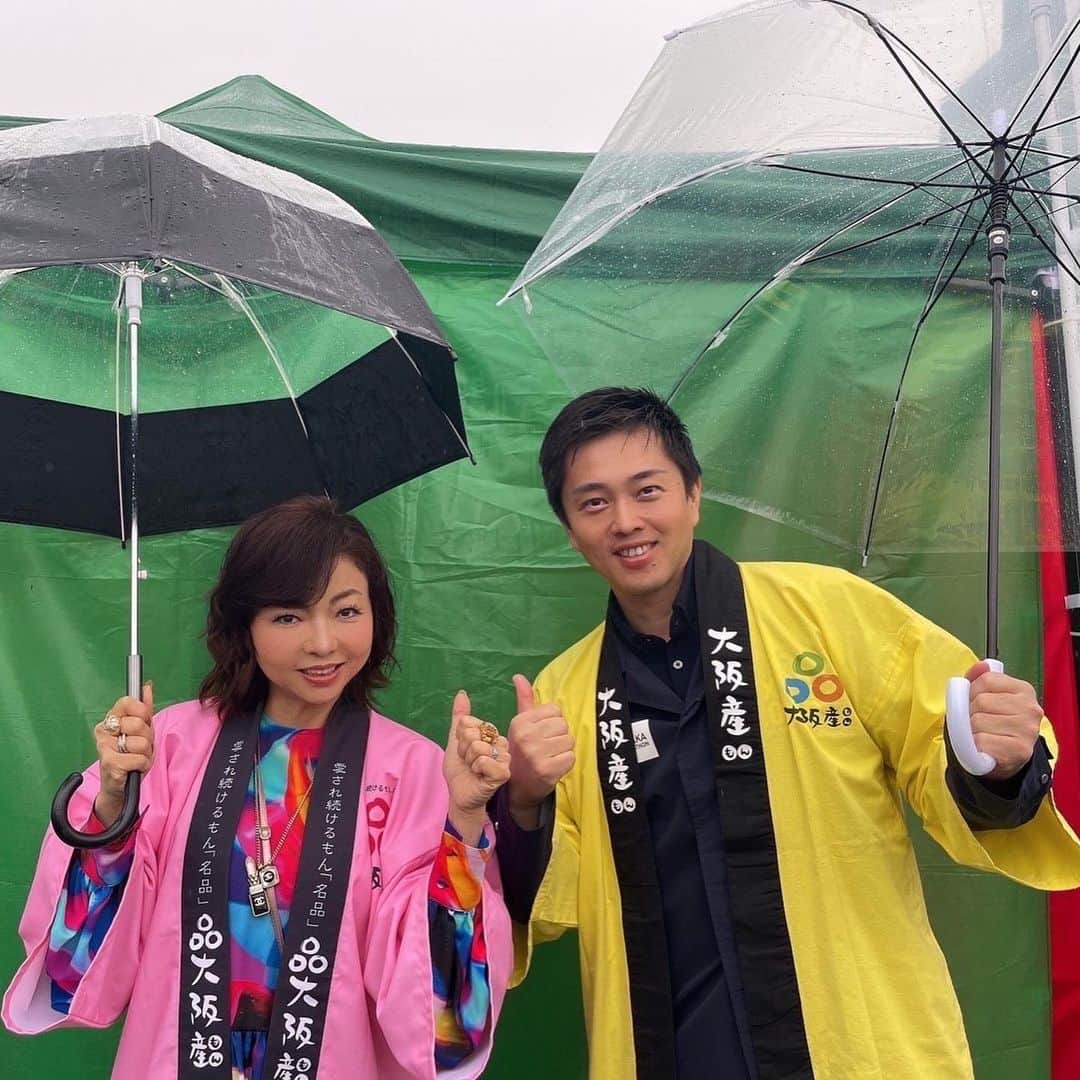 モモコさんのインスタグラム写真 - (モモコInstagram)「今日は、大阪もん大使のイベントでした😊 雨のなか、沢山来てくれて、ありがとうございましたぁ💕 知事とあたしの楽屋は、テントの中の仕切りだけで、会話丸聞こえ😂楽屋でも大阪のことばかり話してはりました❗️ 頑張れ大阪❗️❗️❗️  #ハイヒールモモコ #👠 #👠🍑 #CHANEL #シャネラー #グルメ #アメブロ  #YouTube #モモコ新聞 #大阪産大使 #大阪産 #おおさかもん #おおさかもん祭り #おおさかもん祭り2022 #吉村府知事  #吉村洋文知事 #大阪府知事 #トーク #てんしば」11月13日 17時05分 - highheel_momoko