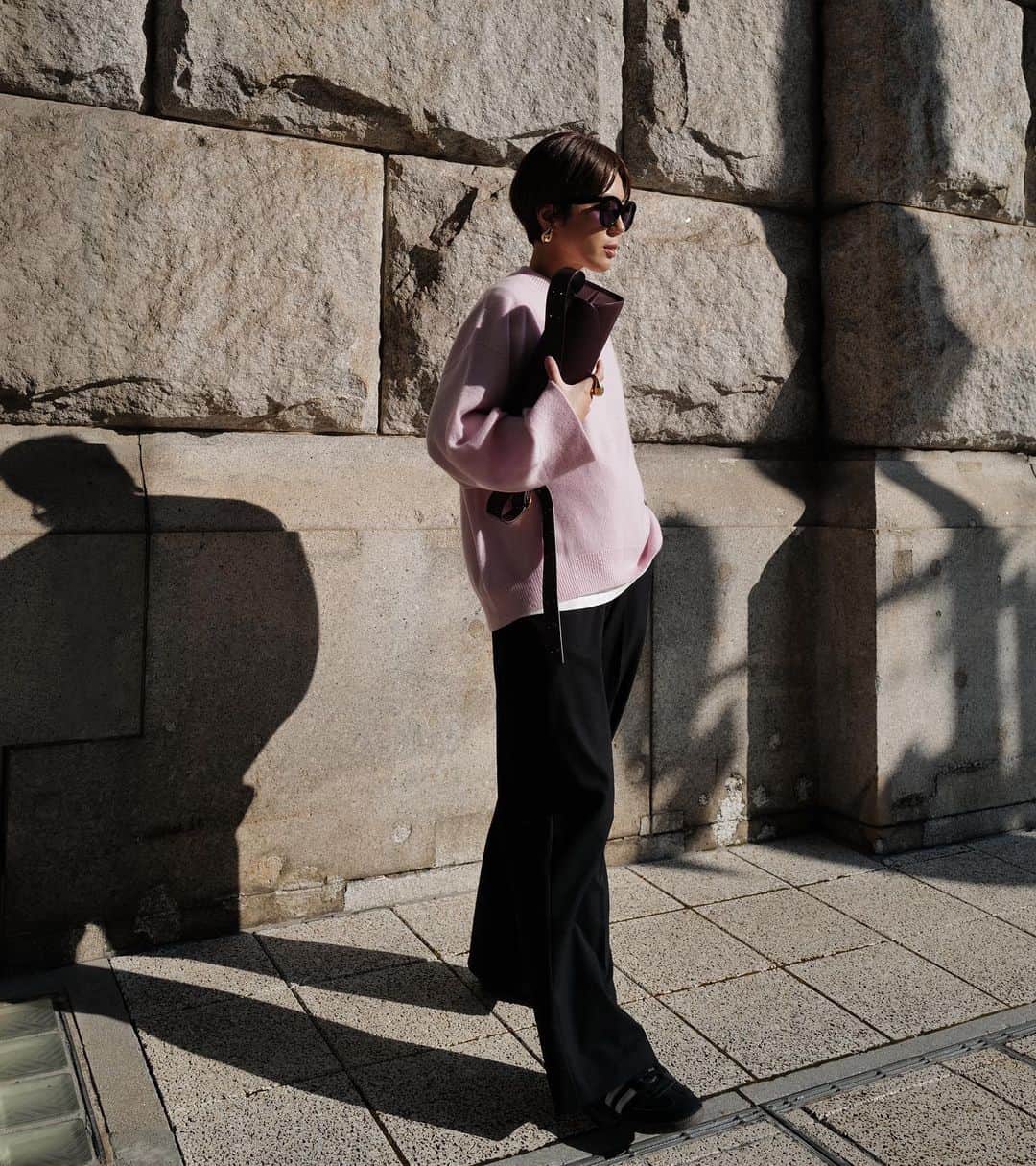 正中雅子のインスタグラム：「winter cashmere PINK🌸  上質な日本製のカシミヤ100%で仕立てたふわふわとした風合いと 軽くて温かい着心地の良いニット🧶  カシミヤの中でも希少なホワイトカシミヤを使用しました😌  シンプルがいいんだけど、シンプルすぎない様にリブの太さやサイジングに拘った1枚。  そして、こんな優しいピンクが冬に着たい気分でした🌸  めちゃくちゃ軽くてフワフワした見た目も今までにMACHATTで作ったことのない雰囲気で ２、３色欲しい😂  パンツは、安定のサスペンダー付きパンツ♡  11/15 (tue)12:00-  #MACHATT #masaco服」