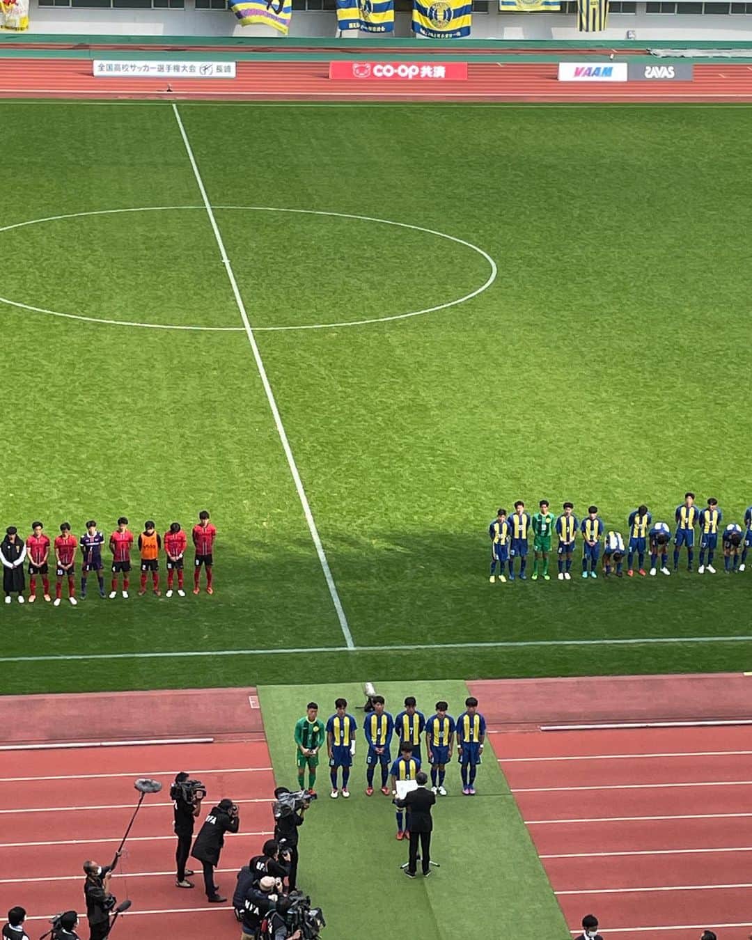 徳永悠平のインスタグラム：「今日は全国高校サッカー選手権大会長崎県大会の決勝の解説でトラスタへ。 国見、創成館、両チーム気持ちの入った素晴らしい試合でした👏 国見高校の選手、監督、スタッフの皆さん、関係者の皆様、本当におめでとうございます‼️ 母校の久しぶりの選手権出場嬉しいです😭😭😭 また全国で国見の名を轟かせてください🙌🙌🙌  NIBの皆様、神ちゃん、下手な解説をサポートしていただきありがとうございました🙇‍♂️🙇‍♂️🙇‍♂️  #全国高校サッカー選手権大会  #長崎  #国見高校サッカー部  #力ぞ力  #母校  #優勝  #おめでとう  #nib長崎国際テレビ」