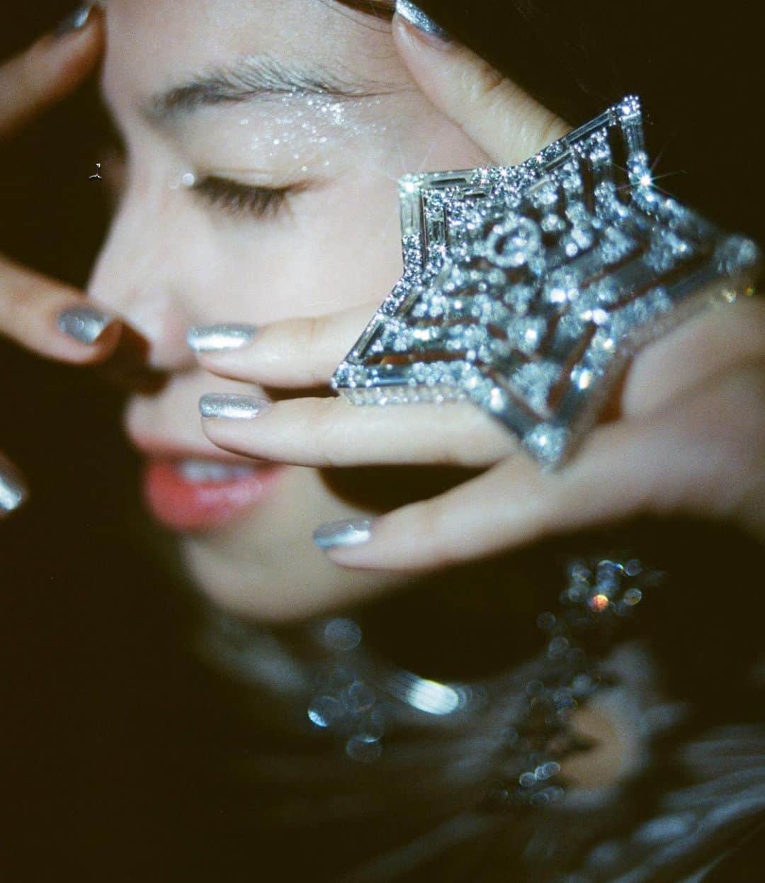 森星のインスタグラム：「eclipse🔮 @swarovski  #igniteyourdreams」