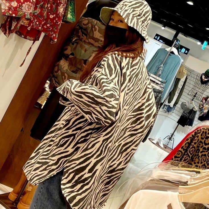 キム・ジスのインスタグラム：「가...강렬하쥬..지브라..🤣 힙스터같쥬..🤟😎 장난으로 입어봤지만 요거 요거 은근 탐이났던 마성의 지브라..🦓 (👈이거 얼룩말 이모티콘 맞나요?🤔 당췌 코딱지만큼 작아서리...😑) 지브라 무늬는 셋트로 입어줘야..ㅋ  요즘 마음이 너무 힘들었어서 글들이 좀 심오했는데..이런 와중에 전 웃낀게 너무 좋고 유머를 잃지 않고 살고싶어요.  전 사실 알고보면..캐쥬얼하고 웃낀 사람(?) 이거든요🙅‍♀️ 우리 세파에 시달리고 살아도 유머를 잃지말고 삽시다. 심각하게만 살면 진짜 더 힘들거든요.  지난 생일 게시물에 축하 많이 받고싶다고 떼를 썼는데🤭 그랬더니 너무 많이 축하들 해주셔서 답글 다느라 🐶고생 좀 했지만..😵 정말 눈물나게 감사하고 또 감사하고 감동으로 행복했어요~😭😭💜 잊지않을께요~ 새로운 한주는 모두 웃낀 한주가 되시길 바라며 웃음 넘치는 일요일 저녁되시길 바랄께요~👋 아..답글 밀려도 늘 바다와같은 마음으로 이해해 주시길 바라며..🤭 웃낀 댓글 환영합니다!」