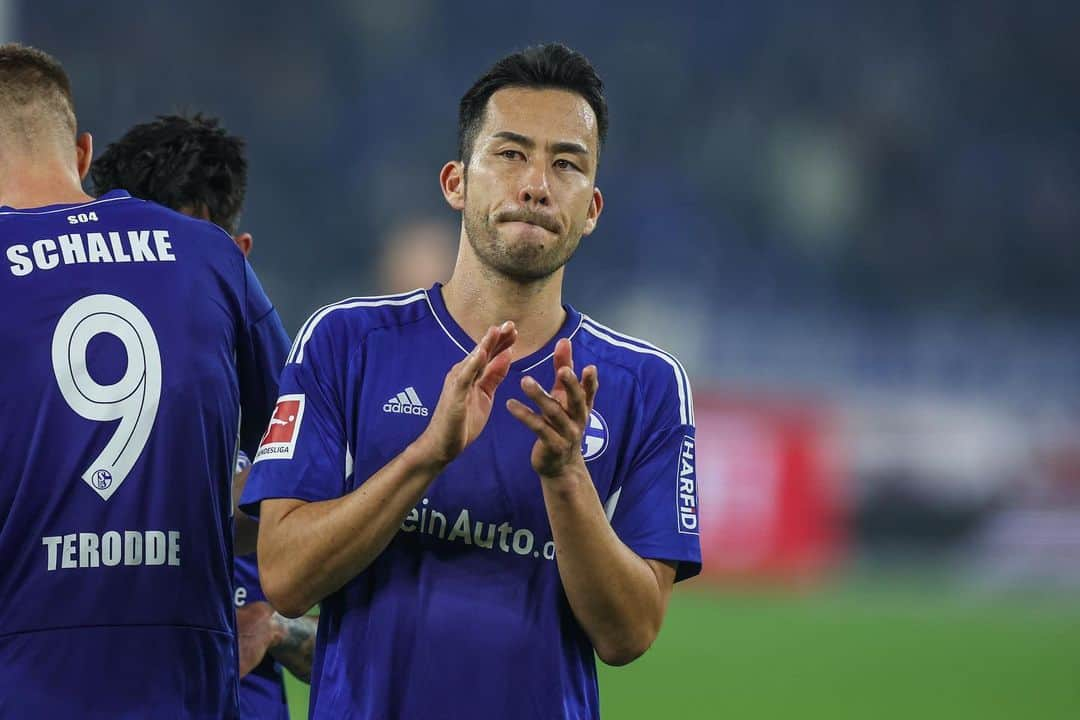 吉田麻也のインスタグラム：「It has been tough period for all of us. However thank you for great supports for every game. We need to improve many things and fight until the end. We see you after World Cup💪🏼 Glück auf💙 #S04」