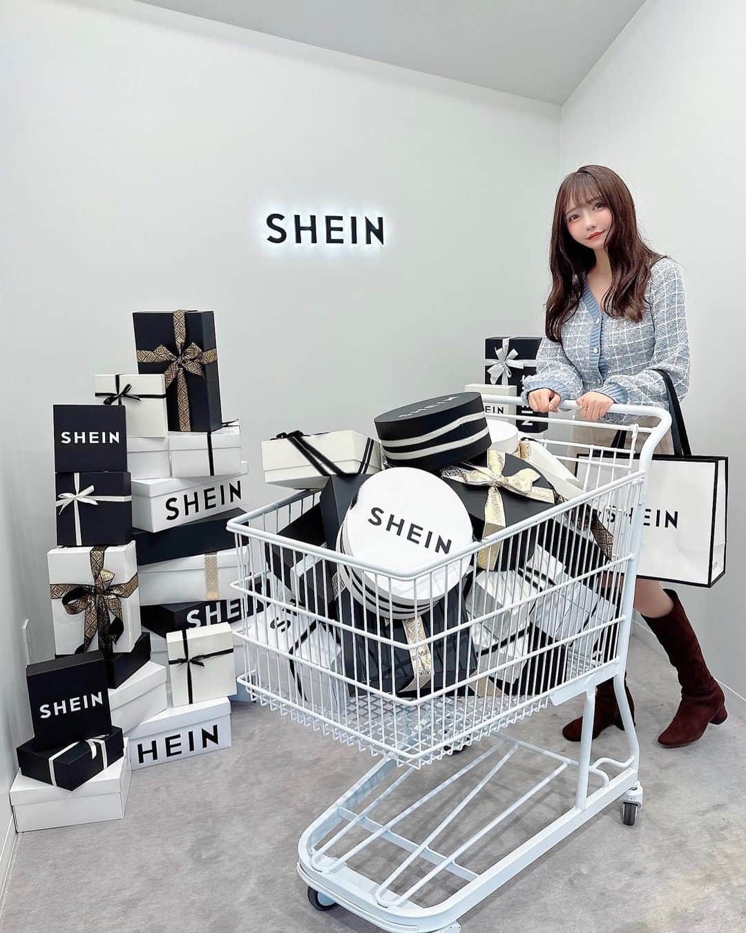 遠藤 玲奈 /endo renaのインスタグラム：「昨日は、本日原宿にオープンした SHEIN TOKYOのレセプションに招待していただき 行ってきました☺︎︎♥ @shein_japan  店内は見やすくて、お洋服の種類もいっぱいあったよ！ フォトブースもあります☺︎︎  クーポンコード：SHEINTOKYOKOL ※割引率：0~5999円 15%オフ，6,000円以上20%オフ ※利用可能期間：22/11/07~23/1/31 是非行ってみてください🎁 #sheintokyo #beSHEINmodels#プチプラコーデ #shein #プチプラ#プチプラコスメ#レセプション」