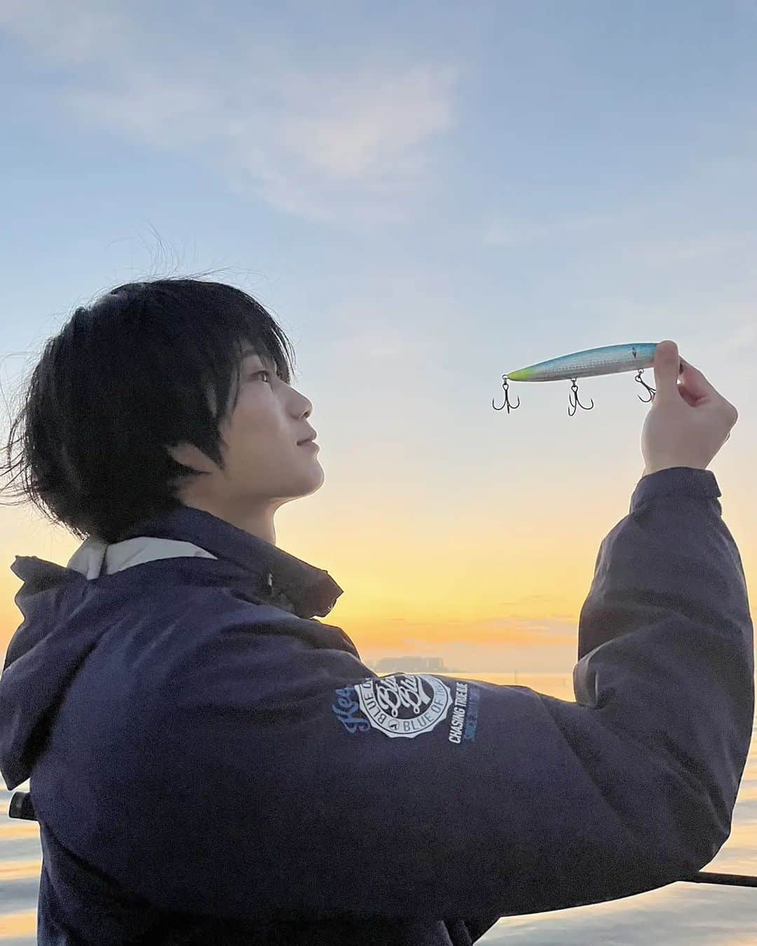 外山将平のインスタグラム：「【朝マズメとガボッツと時々スズキ】　　　　　　　　　 　　　　　　　　　　　　　　　　　　　　　　　　　 MAX80cmまで出ました🐟　　　　　　　　　　　　　　　　　　　 ハイブリッジ　　　　　　 　　　　　　　　　　　　　　　　　　　 　　　　　　　　　　　　　　　　　　　　　 　　　　　　　　　　　　　　　　　　　　 #BlueBlue #アングラーズマイスター　　　　　　　　　　　　　　　　　 #ガボッツ　　　　　　　　　　　　　　　 #TOKYO　　　　　　　　　　　　　　　　　　 #vlog　　　　　　　 　　　　　　　　　　　　　　　　　　　 　　　　　　　　　　　　　　　　　　　　　　　　　 　　　　　　　　　　　　　　　　　　　　　  ◆釣りにかかわらず､出たゴミは持ち帰りましょう！ 一人一人の意識で自然は守れます。 釣り場､自然を大切に😊　　　　　　　　　　　　　　　　  ◆キャスト時は必ず後方確認をして ルアーや針が歩行者､同行者に当たらないようにしましょう。　　　　 　　　　　　　　　　　　　　　　　　　　　　　　　　　　　　 ◆釣り際はライフジャケット着用をお願い致します。　　　　　　　 命を守りましょう！　　　　　　　　　　　　 　　　　　　　　　　　　　　　　　　  ◆アングラーズ↓🎣 将平(syohei) https://anglers.jp/users/530231 こちらもチェックお願い致します😊　　　　　　　  ◆Twitter↓ https://mobile.twitter.com/syohei_1108 こちらもフォロー宜しくお願い致します！🙇‍♂　　　　　 　　　　　　　　　　　　　　　　　　　　　　　　　 ◆YouTube⇩(始めました！チャンネル登録お願いします😊) https://youtube.com/channel/UC07x3DbJCNv_gAFvAjaWQMQ 　　　　　　　　　　　　　　　　　　　　 　　　　　　　　　　　　　　　　　　　　　　　 　　　　　 　　　　　　　　　　　　　　　　　　　　 　　　　　　　　　　　　　　　　　　　　　　　　　　　　 #今日の外山 #俳優 #外山将平 #fashion #釣り好きな人と繋がりたい #釣りスタグラム #シーバス #東京湾奥 #釣りの成長記録 #釣りで人生を豊かに  #fishing #lurefishing #lure #bass #catchandrelease #fish #fishinglife #bigfish #lunker #angling #instafish #saltlife #bassfishing #seabass #photography」