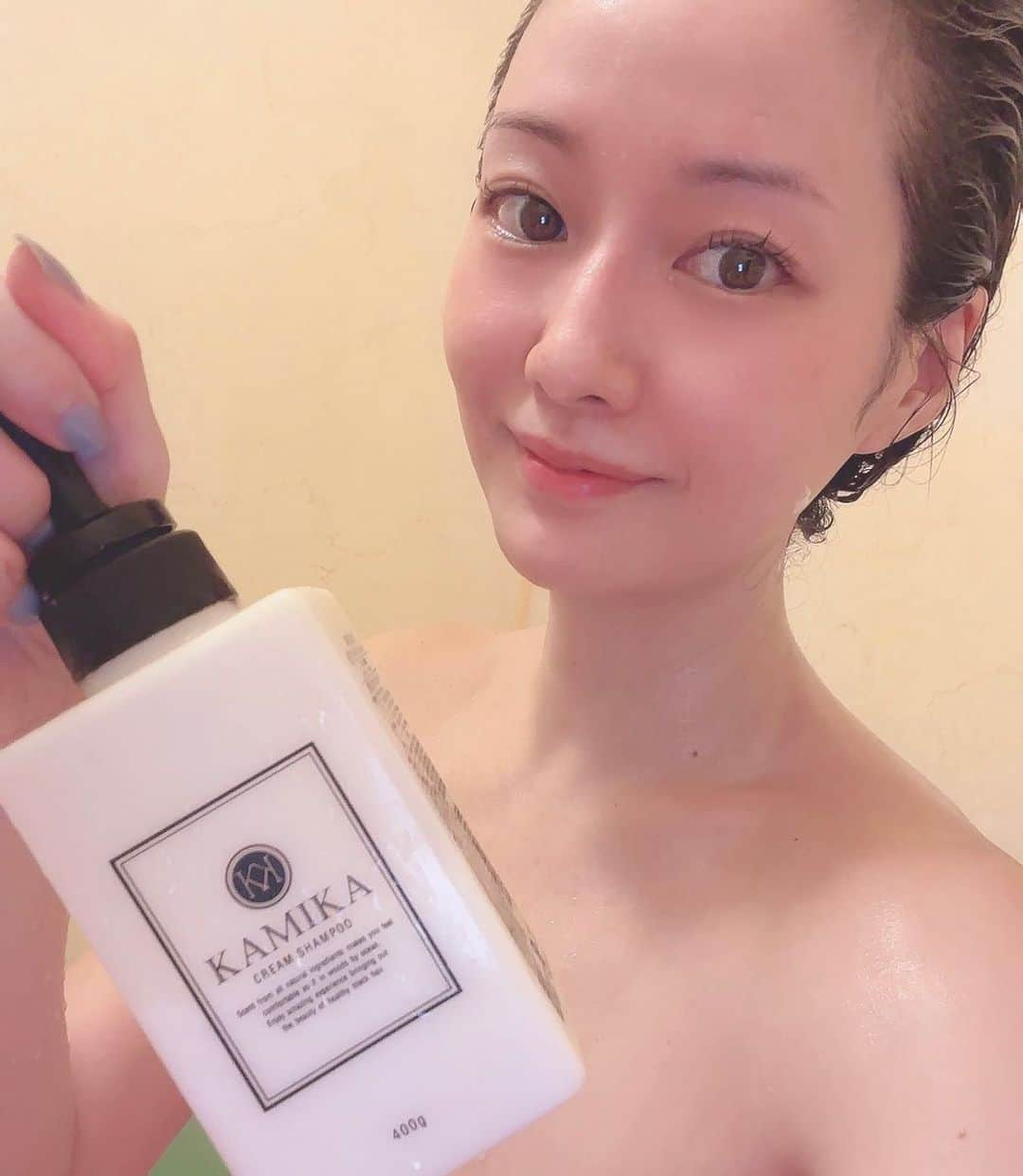 吉山りささんのインスタグラム写真 - (吉山りさInstagram)「💄💋✨ モデル歴26年の吉山りさが独断と偏見で選ぶ  勝手にオススメ美容アイテム🥰  💎今日は 『カミカ』のクリームシャンプー  これね、 母に2本貰って期待しないで使ったら めちゃくちゃ良い😍❣️  クリームシャンプーって 泡立たないから洗ってる感じしなくて好きじゃなかったんだけどめちゃくちゃ良い😍💕  メリット 📍香りが良い 📍かなりツヤ髪 📍これ1本で時短  デメリット 📍ヘアマニキュアは落ちちゃうらしい（なので母が2本くれた😂） 📍高い💸💰  私は2回洗うけど、ほんとに次の日サラサラツヤツヤ😍  🥇この数年で間違いなくナンバーワン🥇 👏🏻🍀👏🏻🍀👏🏻🍀  まだ今のところ ヘアカラーもヘアマニキュアでも染めてないので使えてます☺️🫧（笑）  でも無くなったら高いからきっと買わないと思う😂  でもめちゃくちゃ良いシャンプーでした🥰💕   #吉山りさ  #勝手にオススメ美容アイテム   #美容 #コスメ #シャンプー #クリームシャンプー #カミカ  #カミカクリームシャンプー  #kamika  #ヘアケア  #ロングヘア  #抜け毛  #頭皮ケア  #頭皮   相変わらず抜け毛酷いです😂 誰か助けて〜🧜🏻‍♀️🧜🏻‍♀️🧜🏻‍♀️  👴🏻💕」11月13日 18時37分 - oreorerisa