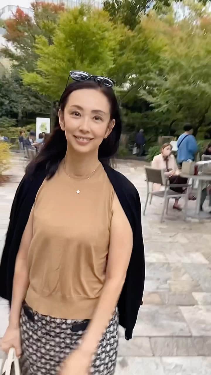田村翔子のインスタグラム：「今日の東京は暖かかったり雨が降ったりで、カーディガンを着たり脱いだりしながら温度調節をしていました。 最近、何を着るべきかよくわからず毎朝悩みます😅  #秋コーデ#大人コーデ#ライフスタイル#田村翔子#寄り道#lifestyle#autumnoutfit #autumnfashion #tokyolife   #寄り道#ランチ#ライフスタイル」