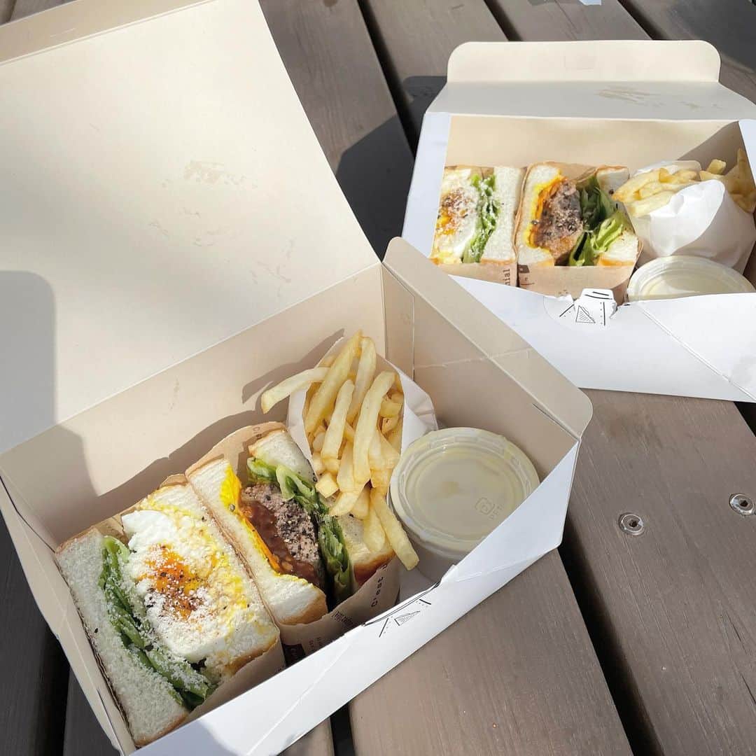 杉浦みずきのインスタグラム：「外で食べるとより最高🤍🥪」
