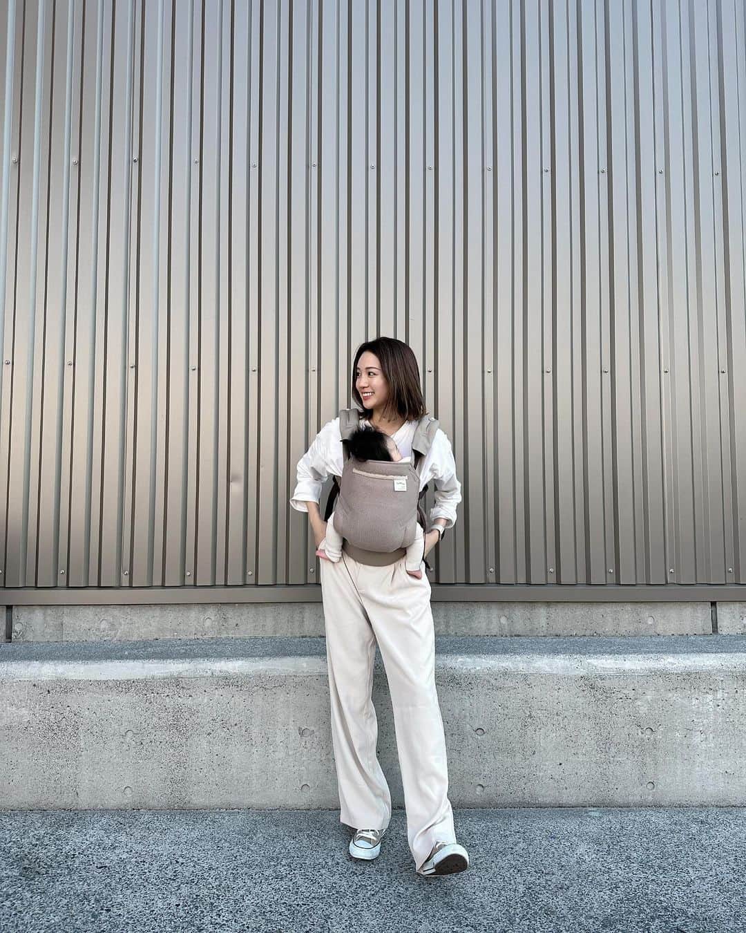 志田友美（ゆうみん）のインスタグラム：「👼🏼🤎  ベージュカラーの抱っこ紐がかわいすぎるっっ！！  機能も良くて可愛い抱っこ紐ってあまり無いから ずっと気になっててようやくGET🥥🤎  日本人にあった形の作りらしく、 外側のメッシュはオーガニックコットン🤲🏼  触り心地◯通気性◯軽さ◯ 淡色コーデよくする人は絶対あう！  @sunbeach.official ここのだよ☀️ 　  #0歳 #3ヶ月ベビー #女の子ママ #プレママ #令和4年ベビー #赤ちゃんのいる生活 #サンアンドビーチ#sunbeach_premiummonitor #抱っこひも#抱っこ紐#抱っこ紐選び」