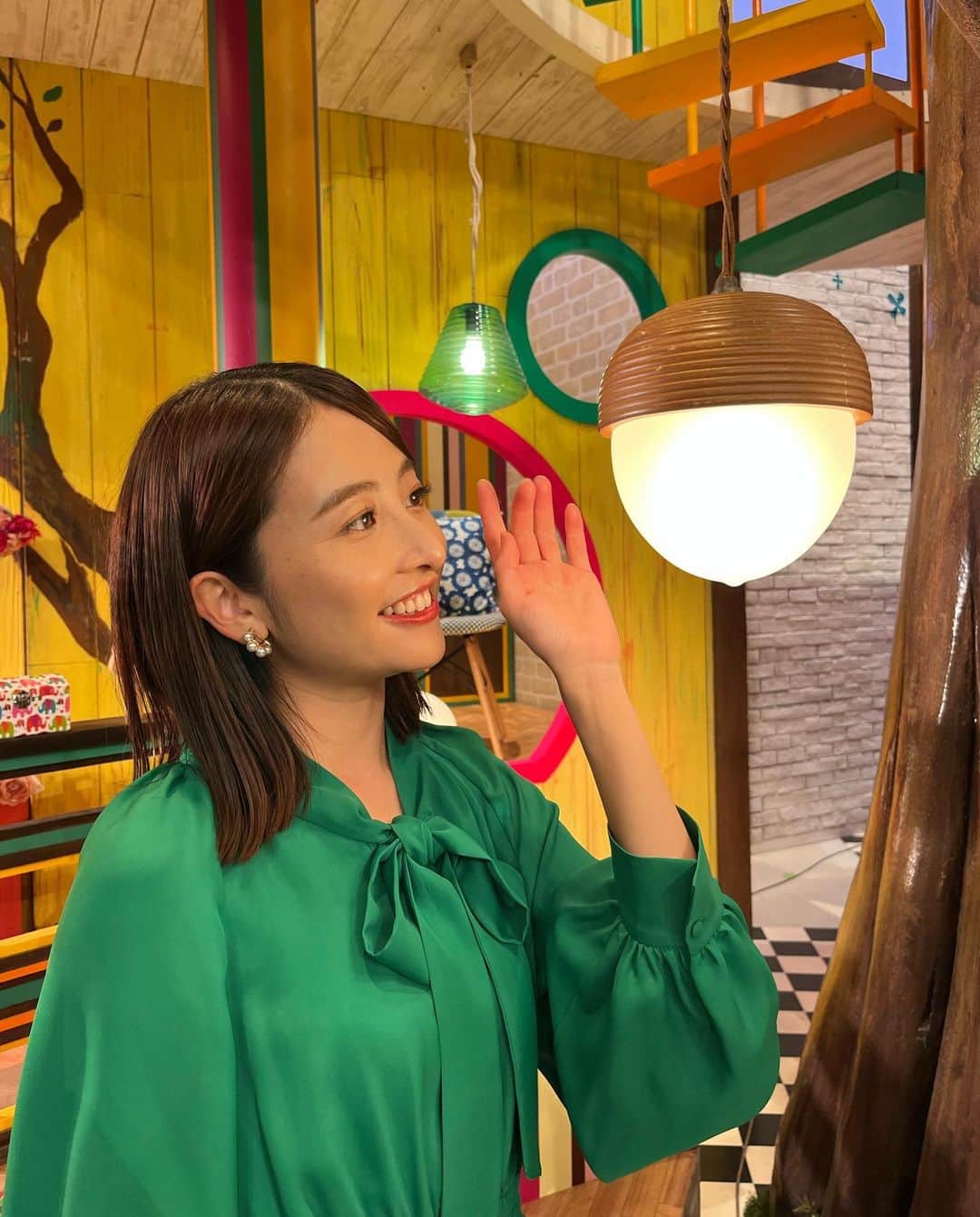 日比麻音子のインスタグラム：「ブランチのセットは可愛いもので溢れているのですが、 特にこの照明が、ワタクシのお気に入りです。笑  #プチブランチ   👗TIARA 👠DIANA」