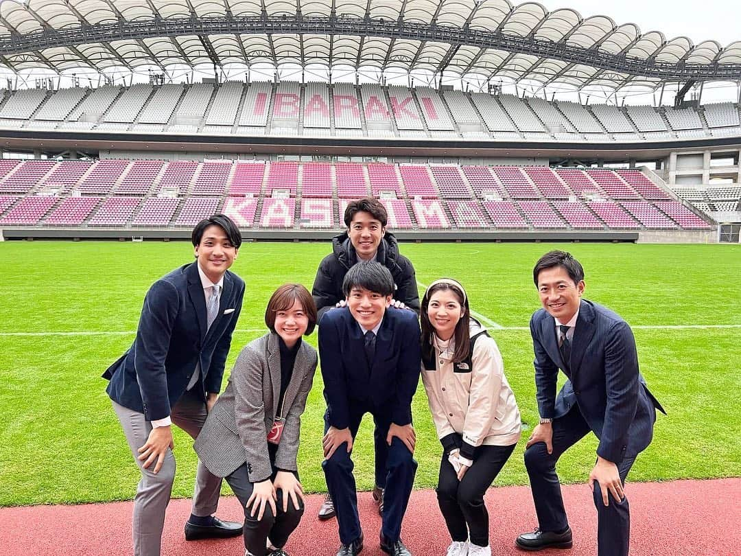 山本紘之さんのインスタグラム写真 - (山本紘之Instagram)「. 茨城決勝 鹿島学園vs水戸啓明  久方ぶりの茨城県大会ベンチリポートを担当。  サッカー専用スタジアムはやっぱり最高だ。 選手の息づかい、監督の指示、ベンチメンバーの緊張感、全てがダイレクトに伝わってきます。  続々と代表校が決まり、いよいよ来週は組み合わせ抽選会です。 引き続き、何卒！  #高校サッカー #選手権 #チーム日テレ #田中毅 #山本紘之 #山﨑誠　#佐藤真知子 #田辺大智 #小髙茉緒 #初実況の大智を撮る誠 #写真チェックの大智と誠 #傍らで毅さん」11月13日 19時31分 - yamamoto_hiroyuki.ntv