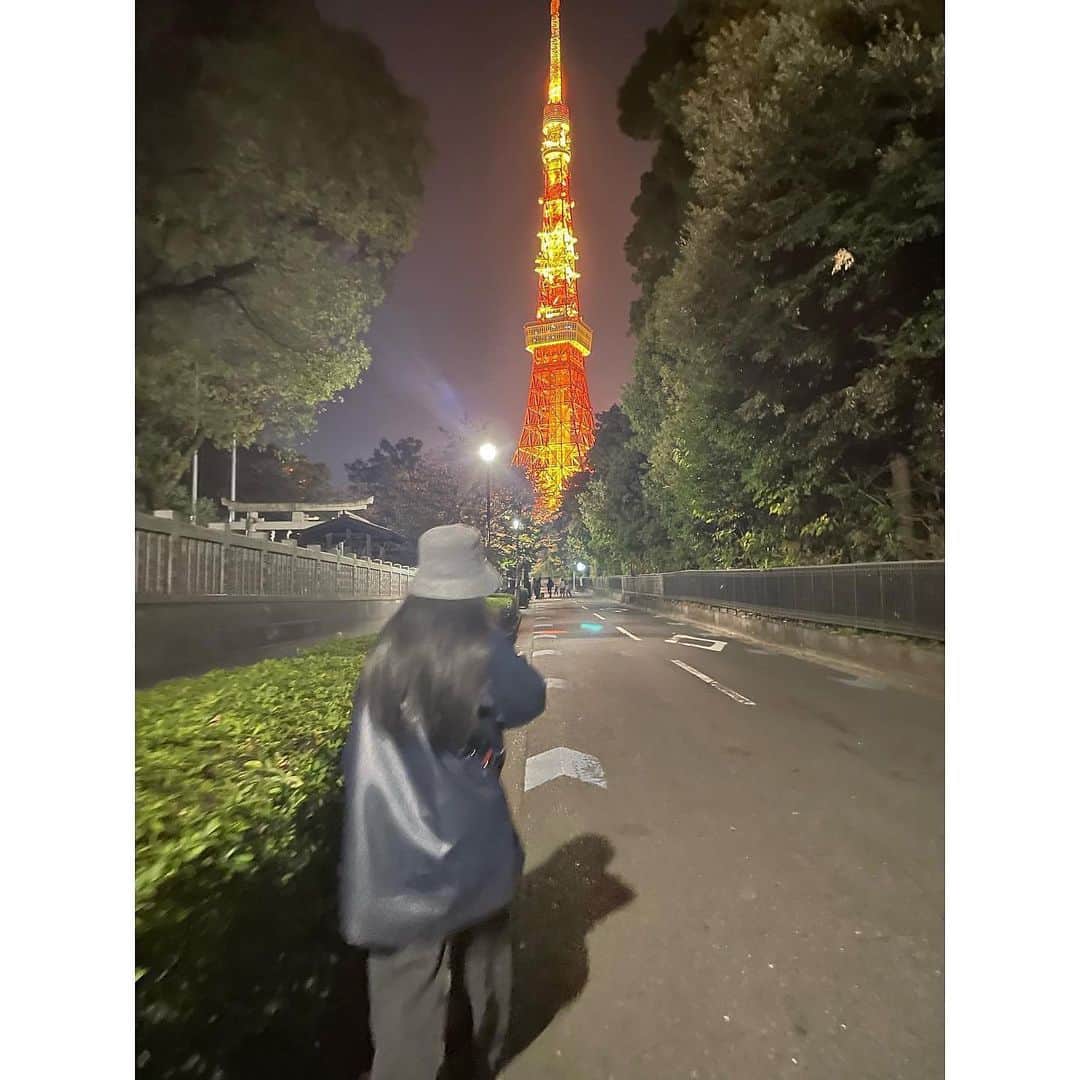 大谷悠妃さんのインスタグラム写真 - (大谷悠妃Instagram)「🗼 きみちゃんとおさんぽ。 綿毛が偶然ゆうのいろ😌」11月13日 19時47分 - 0tani729