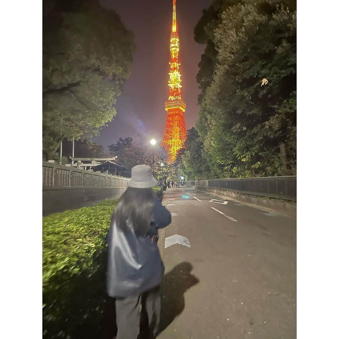 大谷悠妃のインスタグラム：「🗼 きみちゃんとおさんぽ。 綿毛が偶然ゆうのいろ😌」