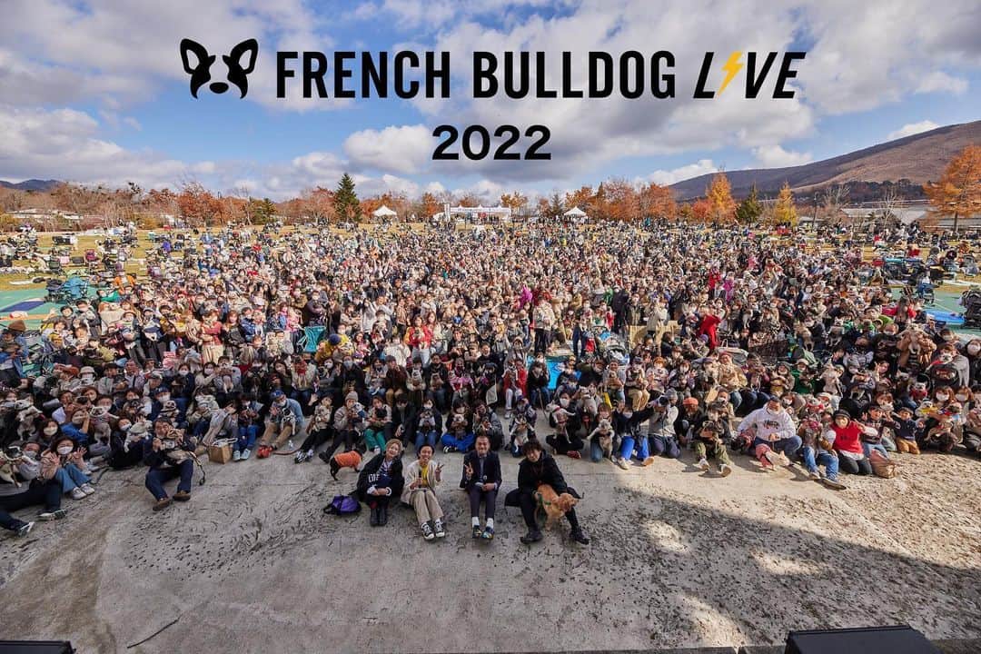 French Bulldog Lifeさんのインスタグラム写真 - (French Bulldog LifeInstagram)「『フレブルLIVE⚡️2022』圧巻の集合写真です！  約2,500頭のフレンチブルドッグと4,000人のオーナーさんが、山中湖に集まりました！  司会のカミナリさんと、この時たまたま面倒をみていた保護犬ちゃんもいっしょに🐕  写真たっぷりのイベントレポートは、もうしばらくお待ちください！  今回ご来場いただけなかった皆さまにも楽しんでいただける、臨場感のある記事になるようがんばります🤝  #フレブルLIVE #フレブルライフ」11月13日 19時54分 - french.bulldog.life
