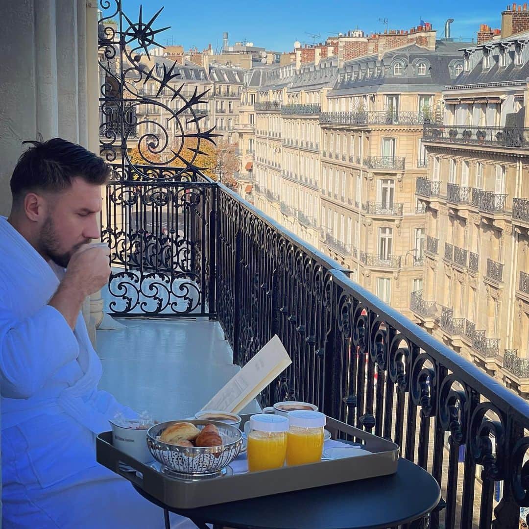 エルミン・ビチャクチッチのインスタグラム：「Bonjour, ça va? 🤭  #ifyouknowyouknow #treatyourself #selfcare #paris #potd」