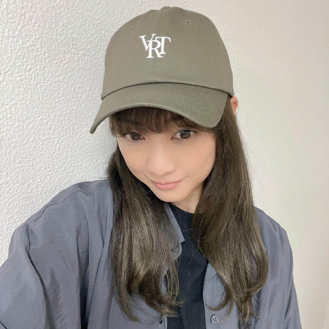 彼方茜香さんのインスタグラム写真 - (彼方茜香Instagram)「verutum♥ キャップが好きすぎてほぼ毎日レベルで被ってます·͜· ♡ 被った瞬間に分かる丁度いい深さと被り心地‪\♡︎/︎ 日本ではオンラインストアで買えますよぉ〜！ Baseball Cap HW-BC106:VRTBallCap/Khaki @verutum_japan  VERUTUM（ヴェルタム）は、「槍」という意味のギリシャ語であり、古代ギリシャの女神が自らの身を守るために肌身離さず持っていたという武器をイメージしています。 #verutum #ヴェルタム #cap #帽子 #headwear  #baseballcap #ストリートファッション #y2kファッション #キャップ女子 #pr  #saryncap」11月13日 20時03分 - serikaochikata