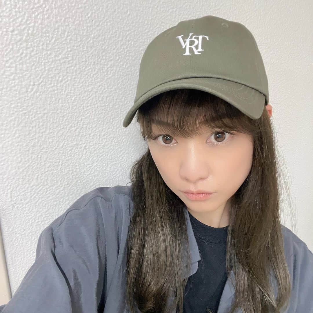 彼方茜香のインスタグラム：「verutum♥ キャップが好きすぎてほぼ毎日レベルで被ってます·͜· ♡ 被った瞬間に分かる丁度いい深さと被り心地‪\♡︎/︎ 日本ではオンラインストアで買えますよぉ〜！ Baseball Cap HW-BC106:VRTBallCap/Khaki @verutum_japan  VERUTUM（ヴェルタム）は、「槍」という意味のギリシャ語であり、古代ギリシャの女神が自らの身を守るために肌身離さず持っていたという武器をイメージしています。 #verutum #ヴェルタム #cap #帽子 #headwear  #baseballcap #ストリートファッション #y2kファッション #キャップ女子 #pr  #saryncap」