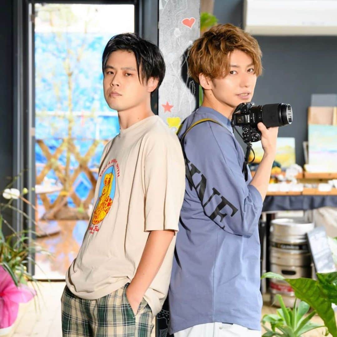 のインスタグラム：「@shinomiyaakira  ぼくのことしっかりと正面から見て、まっすぐな思いで語ってくれる篠宮さん。 沢山素敵な言葉をかけてくださりますが、篠宮さんの生き方がぼくにそうさせるのです。 人としてちゃんと見てくれる。 才能豊かなエンターテイナー篠宮さん。 いつもありがとうございます！  https://www.oricon.co.jp/news/2256817/full/  追伸…speak easyの冒頭で頂いた、結婚祝い、ありがとうございました。 みなさん、こちもよろしくお願いしま@tokyospeakeasy  こちらの写真は ぼくのぴあさんで行っている連載 『オレニ撮ラセロ!!』 での一枚。 そちらもぜひご覧ください！  ちなみに…カメラマンさんはオールドファッションカップケーキでもお世話になってるぼくの先生のヒデミさん☺️ 写真も記事の内容もほんとに楽しい連載だからぜひみてください。  CAMERA...@ph_hidemi  HAIR&MAKE...@hiroaki.tanaka.104」