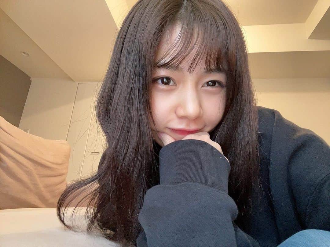 杉浦みずきのインスタグラム：「. 前髪うねうね髪の毛ボサボサまん」