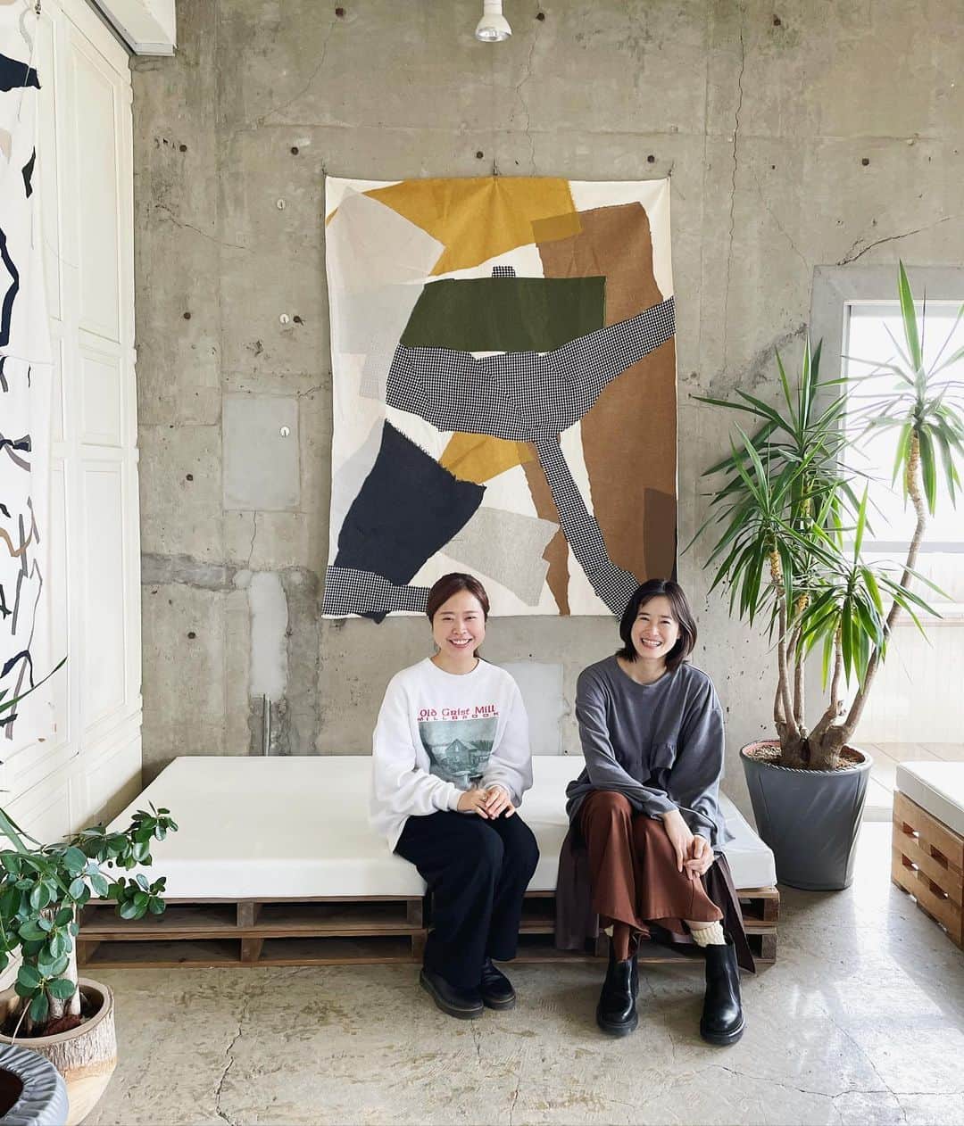 宮本りえのインスタグラム：「テキスタイルデザイナーの庄司はるか　@shoji.haruka さんの個展で葉山に伺いました🚗  ニードルパンチという針の特殊加工によって複数の生地が絡まり合い、生地の裏面も表面も楽しめる作りになっていました。 こんなクッションカバーや、ティッシュカバー欲しい！といろいろと感化されました。  今月17日まで。 その場で一部購入もできるそうです🪡  Haruka Shoji Textile Atelier Pop Up Store  at UNDER THE PALMO 12時-18時 神奈川県三浦郡葉山町堀内340」