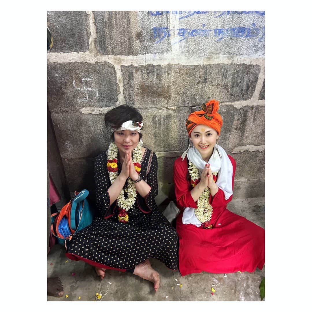 真野みづほのインスタグラム：「【アガスティアの葉】 今年2月にアガスティアの葉を開いてから、 人生が大きく変わった☺️✨  南インドのお寺廻り🇮🇳✨  日本のお寺とは全く違うけど、 わたしにとって落ち着くのは インドのお寺😌🫶🏻💖  #india  #japan  #travel  #聖地巡礼  #sacred  #southindia  #agastya  #agasthya  #アガスティアの葉」