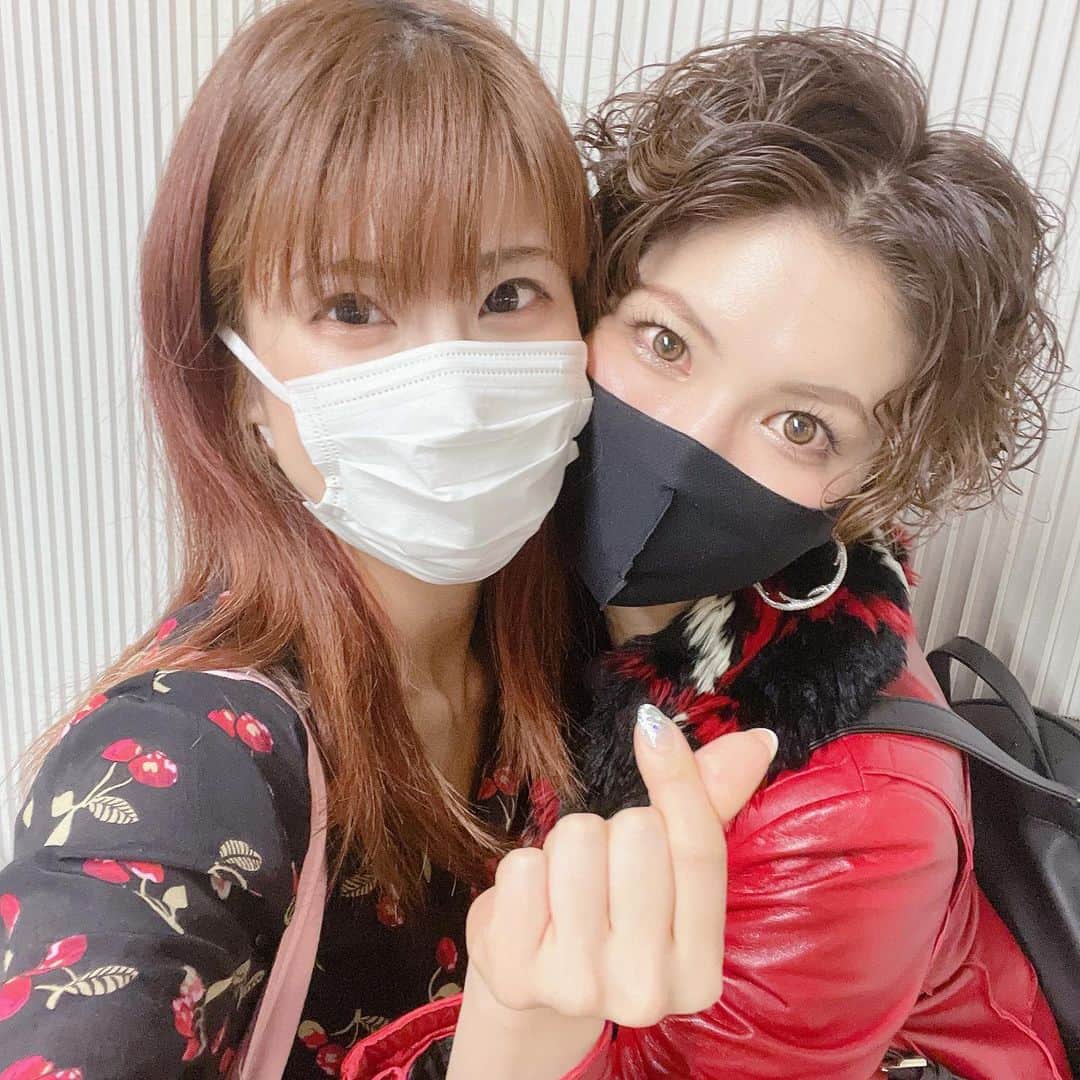 彩波けいとのインスタグラム：「・ 大好き〜🫶💗 ・ 疲れててもつるのおかげで 元気になれる🥺🥺❤️ ・ いつもありがとう💋 ・ #つる  #桜花りな #彩波けいと #宝塚og #同期 #親友 #トレーニング女子 #トレーニング好き #筋トレ女子 #筋トレ好きと繋がりたい #workout #training」
