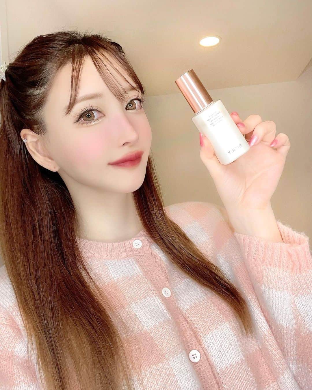 蘭子のインスタグラム：「11月1日に発売された TIRTIRの「マスクフィット トーンアップエッセンス」がめちゃくちゃよかった💓 . 私は顔と首の色が違うのがすごく嫌で首だけ必ずトーンアップクリームを塗るのですが、 どれもベタベタする質感で🥲 . これはエッセンスというだけあって サラサラ塗り込んでくと自然にツヤっと明るくなるので気に入りました💠✨ 毎日首に使おうと思います💓 . . @tirtir_jp_official  #TIRTIR#ティルティル#マスクフィット#化粧下地#マスクフィットシリーズ#美容#美容好きな人と繋がりたい#コスメ#コスメマニア#コスメ紹介#コスメ好きさんと繋がりたい#コスメレビュー#化粧品#購入品紹介#購入品レポ#メイク#メイク好きさんと繋がりたい#韓国コスメ#韓国メイク#韓国ファッション#韓国コーデ#韓国好きな人と繋がりたい#韓国女子#韓国購入品」