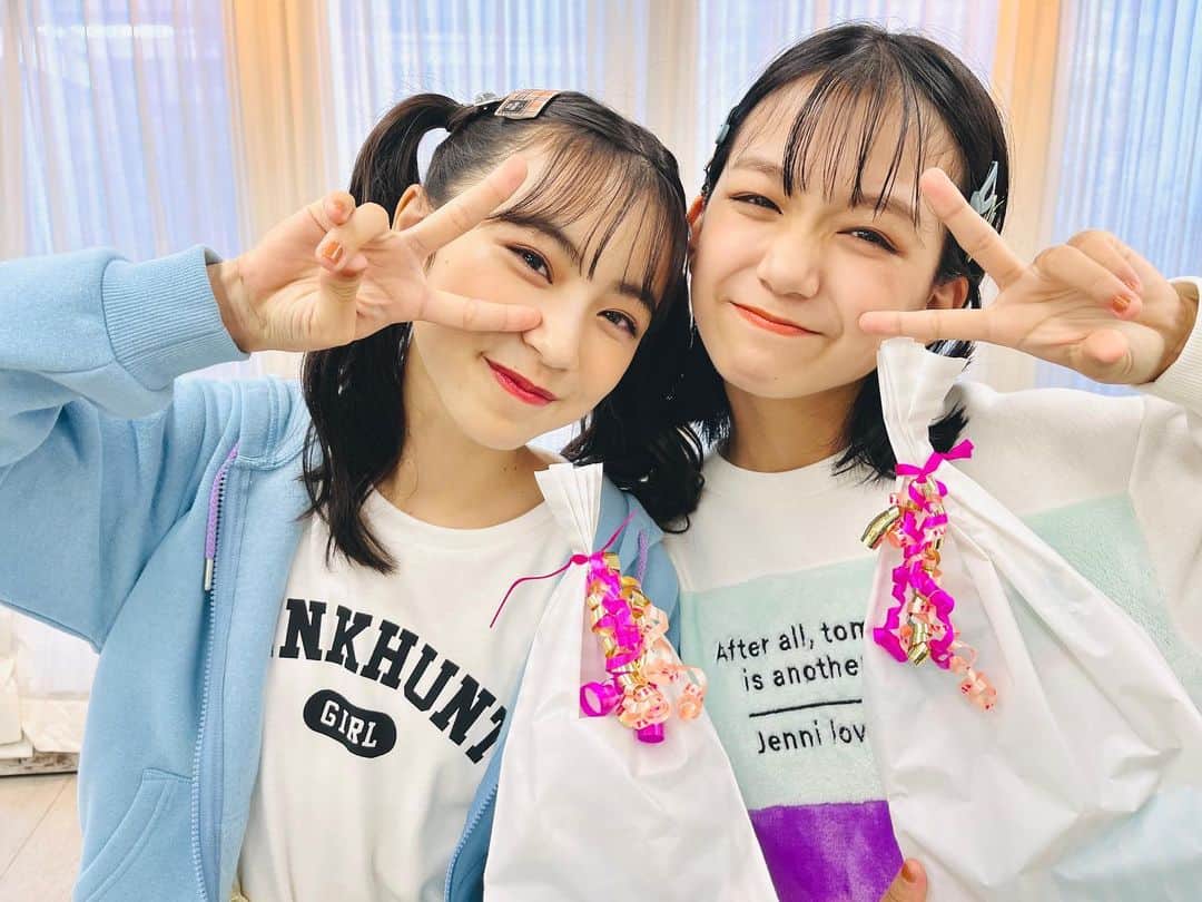 ニコ☆プチのインスタグラム：「💝💝💝💝  もうすぐクリスマス🎅🎄⭐︎ ちょっと早いけど なかよしヒヨワカコンビもプレゼント交かんしたよ🎁🌟 さらに仲がふかまりました⛄️🎀  何をあげたでしょうか~~🥳 12月号でチェック‼︎🫶🏻 友だちとクリスマスパーティーを楽しむテクを特集中💝  #白水ひより #葉山若奈 #ヒヨワカ #プレゼント交換 #クリスマス #tiktokもきてね」