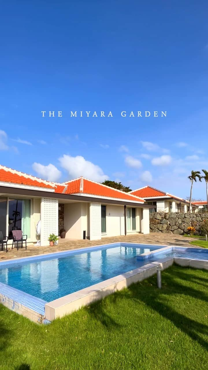 金泉紗恵子のインスタグラム：「. 【THE MIYARA GARDEN　SEA SUITE  石垣島】 ⁡ 今年の夏に2回ほど滞在させていただいた一棟貸しのミヤラガーデン🏖 お部屋の様子をまとめました😊 ちなみに全部で３棟あって、今回の動画のサイズが２棟、もう１棟はさらに大きくて２家族で泊まれる広さです🙆‍♀️ １番大きい棟はお風呂やお手洗いも二か所あるので、二世帯とかの家族、仲の良い友達などある程度のプライベート感を保ちつつ、一緒に旅行を楽しめると思います👍 今回私たちが滞在した棟も２人だと贅沢すぎるくらいですが、居心地が良くてとても気に入っています🥰 プールの水は真水なのでもう入れませんが、まだまだ石垣島は暑い日もあるようなので、ワーケーションやのんびり過ごしに行くのもアリかも🥹 . #石垣島 #石垣島旅行 #石垣島ホテル  #石垣島ヴィラ #一棟貸し #ヴィラ #ミヤラガーデン  #沖縄旅行 #石垣島好きな人と繋がりたい  #旅行好きな人と繋がりたい #ビーチリゾート #旅行 #旅行計画  #沖縄 #ワーケーション #ワーケーションリゾート #離島旅行 #八重山諸島」