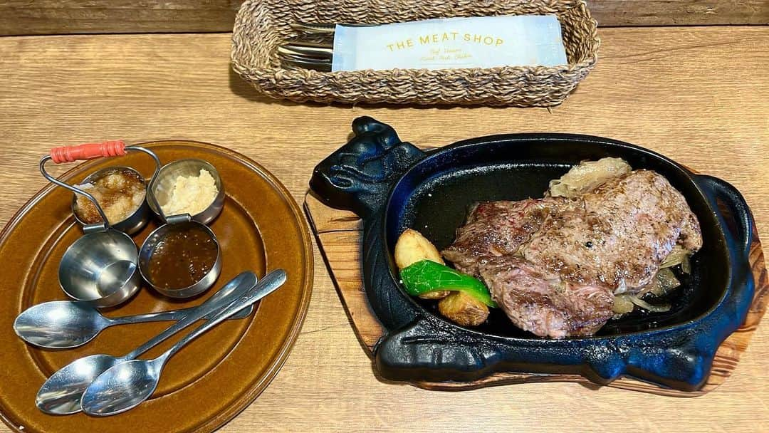 葵のインスタグラム：「仙台から引き続き 札幌でもステーキランチ。 札幌駅に近いところにある店舗さんなのでライブ会場から歩くとちょっと距離がありましたが散歩しながら お腹を空かせてランチしてきました。 ソースを聞かれたのですがはじめましてだったので、どれがいいのかわからず悩んでいたら3種類持ってきてくれました。素敵な店員さん✨ ミディアムレアでちょうど良い火の通り具合で最高に美味しかった！ 札幌で行きつけにしたいお店がまた一つ増えました！！ #札幌ランチ」