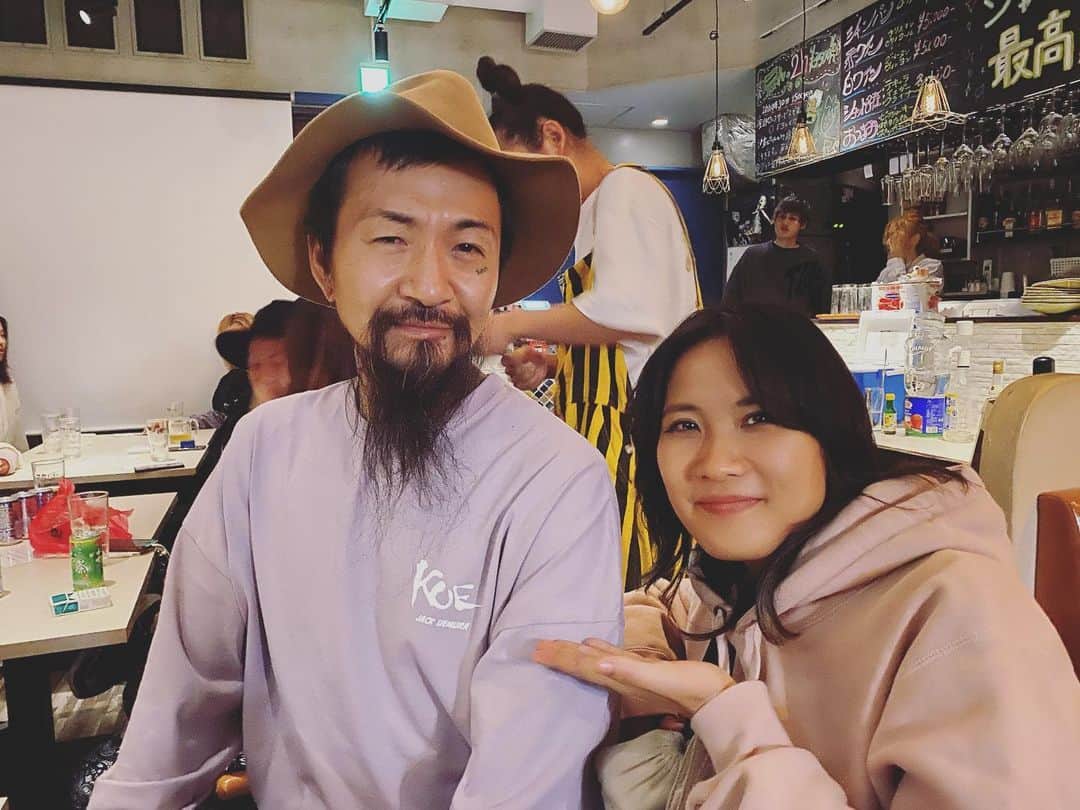 のインスタグラム：「STOCKMAN × HAKAIHAYABUSA presents “SlowJam”  📍渋谷THE GAME   今年はハカイが繋げてくれた出会いがたくさんありまして、そのおかげでバンドとして幸せを感じる瞬間が特別多かったように思います。（もう今年終わりそうな言い方笑）  この気持ちが伝えたくて、ハカイやその繋がった皆んなにも聞いてほしくてやったmusic。ほんまやってよかった。大満足その１✨  JESSEさんめちゃやーまんな人で気持ちピシッとなったし、STOCKMANは超バイブス高かくて一緒にいるとハッピーになれるし、ハカイ兄さん達のライブは私的モーストアメージングショーで、 ほんま出会えて良かったなあと終始思っていたステキな一日でした💭  そして誕生日ってことで沢山の人にお祝いして頂きました！本当にありがとうございます😭🙇‍♀️✨  おふたバンドの大事な日に関わらせてもらえてめちゃ光栄でした🔥  朝まで付き合ってくれたKZさんと写真も撮れて大満足その２☺️ （今日は絶対ハカイ兄貴と1枚撮るぞ！と決めてました。本当は上裸のハカイ先輩に囲んでもらって写真が撮りたかったんですが笑、それは今度のお楽しみにしておきます🥹）  リリース本当におめでとうございます🍾 そして渋谷THE GAMEも20周年おめでとうございます❣️  これからも末永くよしなにーー🔥🔥🔥  #HAKAIHAYABUSA #STOCKMAN #SlowJam #JESSE  #MEETMEETMEET #CEFI  #HAYATODELAROSSA  #CLINKYAMADA #ORESKABAND」