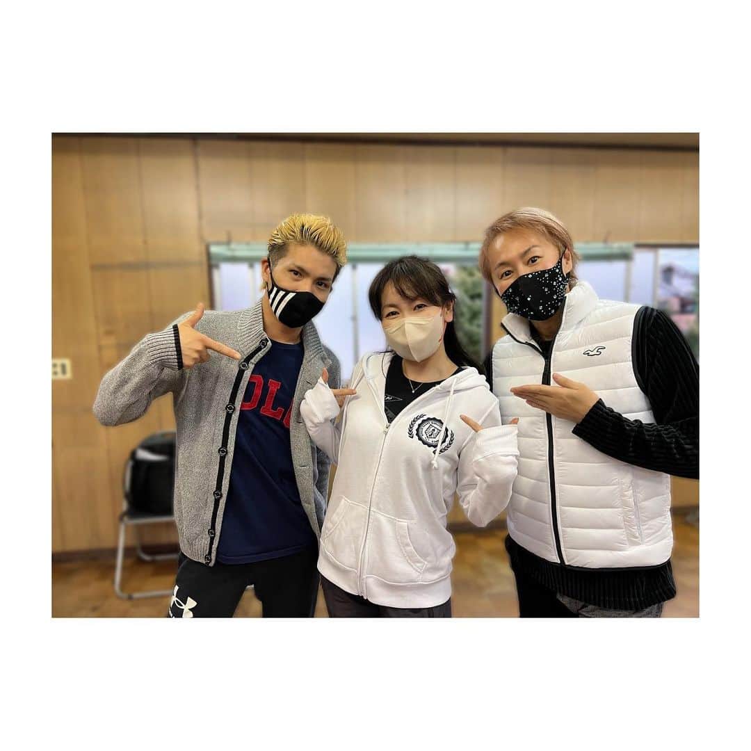 村井麻友美のインスタグラム：「『Fabulous Revue Boys』お稽古開始！！  今日は順さんとキャプテンから、お誕生日に頂いたパーカーで参加！ 一緒にお写真を撮って頂きました！！  チケットも受付ておりますので、ご連絡下さい。 プロフィールにあるハイライトに公演情報を詳しく載せておきますね！！ よろしくお願いいたします。 ＊ ＊ ＊ #fabulousrevueboys  #ファビュラスレビューボーイズ  #レビューショー #神崎順 さん #浦野祥鷹 くん #10carats #お稽古 #振付 #ステージング #舞台  #村井麻友美」