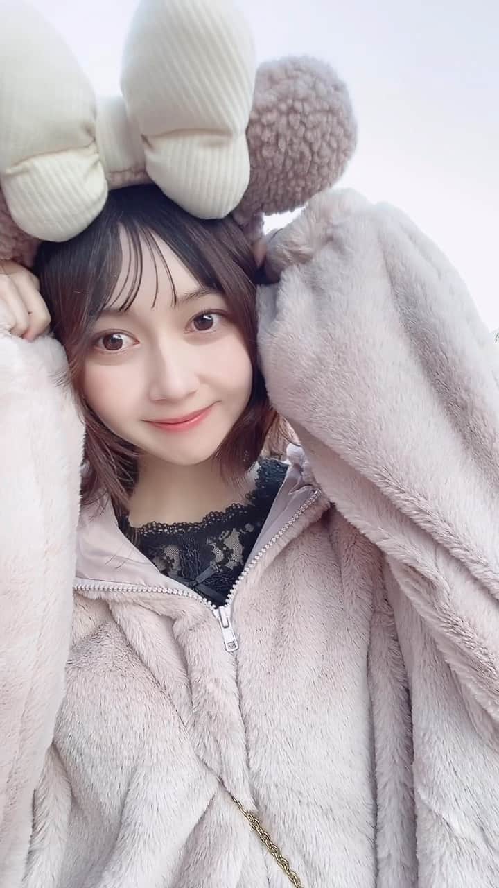 金久保マユ（ぼんぼん）のインスタグラム：「だいぶ前に、世界一可愛い親友ちゃんとディズニーれ行きました🐻 　　 写真も何個か載せてく！！！ 　　 動画と画像のストックめっちゃあるので 是非更新楽しみにしててください🥺 　　 　　 #ディズニー#ディズニーコーデ#ダッフィー#親友#カチューシャ#ショートカット#ミディアム#垢抜け#美意識向上#ワンピース#きょコ#カフェ#いいね#おんなのこ#ヘアアレンジ#女優#写真#ポートレート#被写体#オススメ#game#gamegirl#cafe#amongus#animegirl#love#game#manga#followforfollowback」
