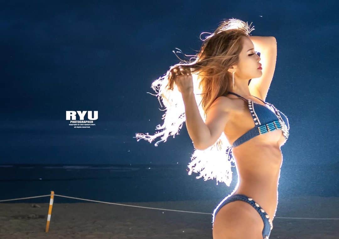 MIOのインスタグラム：「. 月明かりが とても美しかった夜🌙💎✨ . . . #okinawa #japanesegirl #撮影 #撮影モデル」