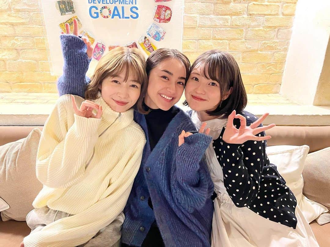 平祐奈のインスタグラム：「💙💗🧡 久々の集合ちゅ!!!  なっちゃんがひぃちゃんと私の サプライズバースデーしてくれて凄く嬉しかったぁ  今年でちゅちゅちゅ10周年 凄いよねぇ心友さん元気かなぁ〜ってみんなで心友さんの 名前言い合いっこしてなちゅかし話に花が咲いて お腹抱えて笑ってずっと変わらない大切な心友です🫶  ありがとうっ🌸🌸🌸 ちゅちゅちゅFOREVER🎈  #私たち朝会えるアイドル #朝ドルの #おはがーるちゅちゅちゅ #なーつかしっ #時が経つのは早いのぉ」