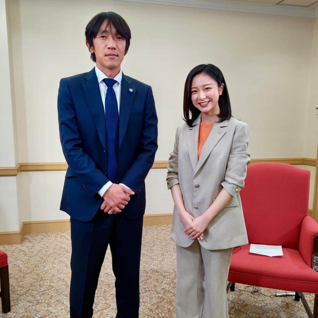 佐久間みなみのインスタグラム：「⠀ 先日引退会見を行った中村俊輔さん。⠀  その直後にインタビューさせて頂きました。⠀  26年というプロ生活を振り返るには⠀ 40分という時間は短かったですが、⠀  一つ一つの質問に丁寧に答えてくださり、ほんの少しだけその人生を覗かせてもらえた気がします。⠀  お話を伺うと、原点は中学生時代にあるとのこと。⠀ サッカーに対する楽しさや可能性を感じた瞬間。⠀ それと同時に悔しさも味わった時だったそうです。  また、⠀ 日本代表として、⠀ 「10番」として戦うことへの想いなど⠀  時間が許す限りお話を伺いました。⠀  そんな中村俊輔さんが⠀ 「あの1試合に戻れるとしたら」⠀ という質問に対して選んだ試合とは…？⠀  今夜のS-PARKでお伝えします🙇🏻‍♂️⠀  #spark  #終始  #緊張してました」