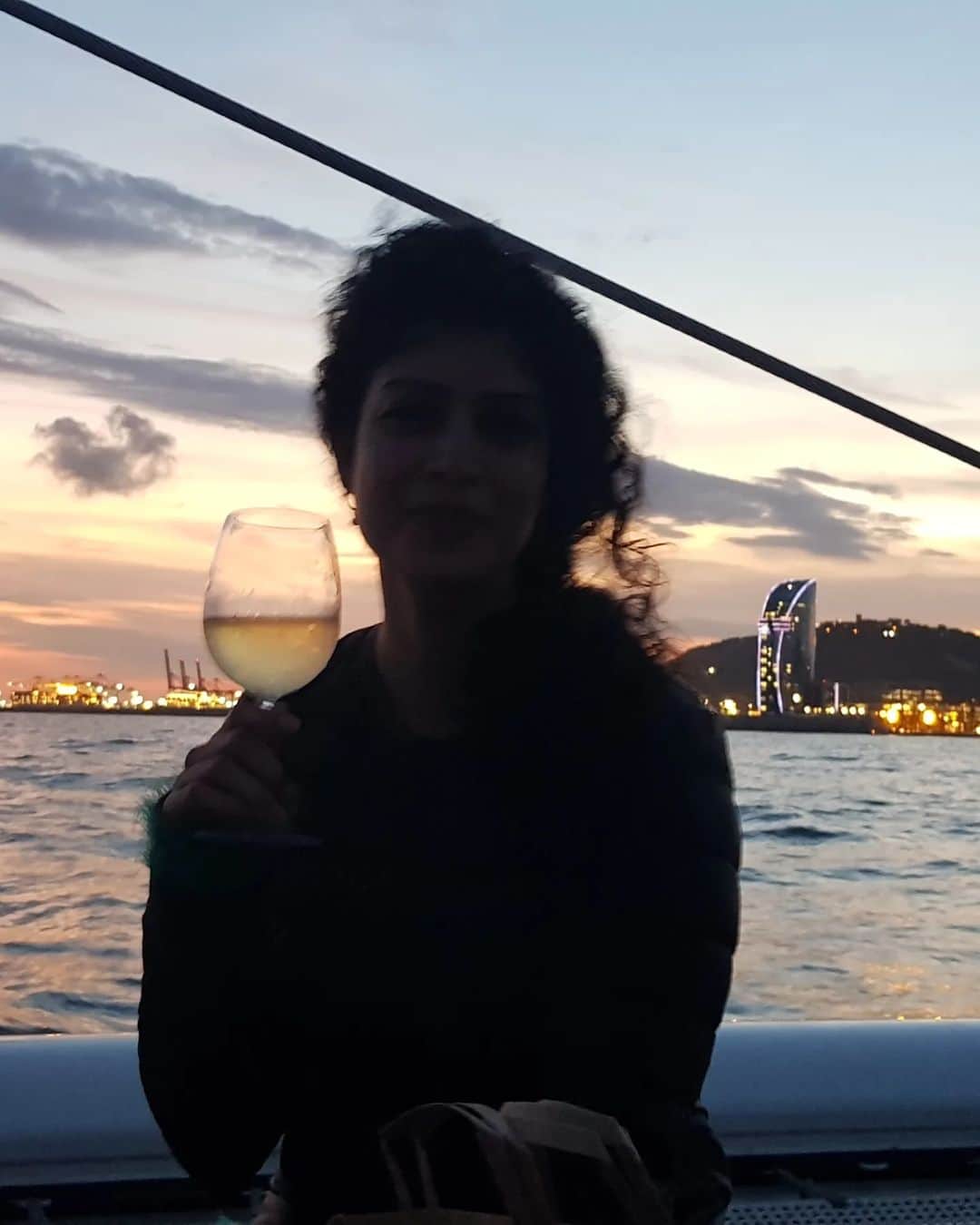 ティナ・デサイさんのインスタグラム写真 - (ティナ・デサイInstagram)「Sunset jazz cruise in Barcelona 😍 Last clip has the moonlight glittering in the water. Most magical✨」11月13日 22時35分 - desaitina