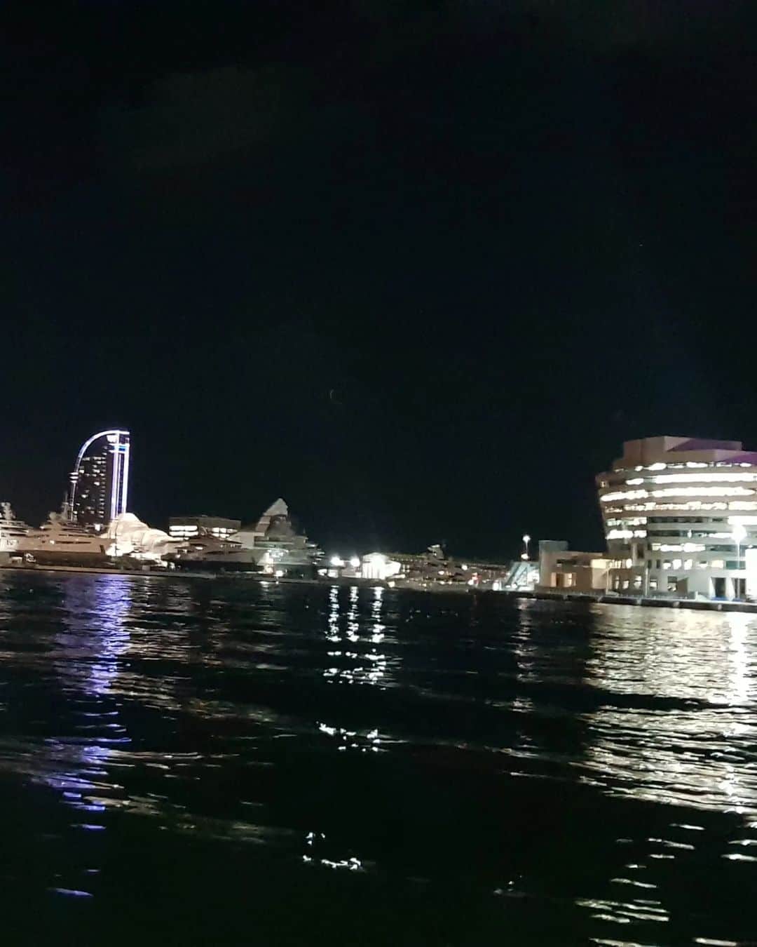ティナ・デサイさんのインスタグラム写真 - (ティナ・デサイInstagram)「Sunset jazz cruise in Barcelona 😍 Last clip has the moonlight glittering in the water. Most magical✨」11月13日 22時35分 - desaitina