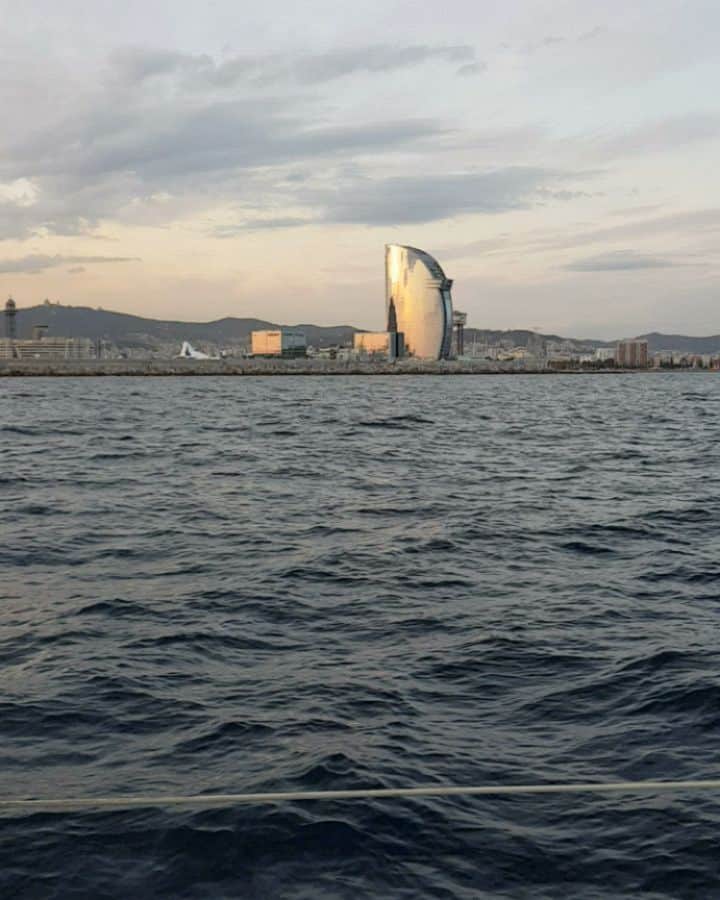 ティナ・デサイのインスタグラム：「Sunset jazz cruise in Barcelona 😍 Last clip has the moonlight glittering in the water. Most magical✨」