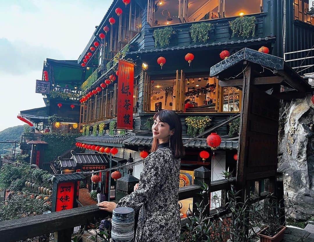 細田彩花のインスタグラム：「. "ひとり旅＝アクシデントが付きもの"と言われて出発したけど、 唯一のアクシデントが、タピオカのスモールサイズを頼んだつもりが、 超小粒タピオカが大量に入ったbigサイズミルクティーが来ちゃった🧋です。笑  本当に楽しい旅行でした🇹🇼🤍 . . ※ワクチン証明書なしでの海外旅行について、質問があったので以下に書きますね！  ---------------------------  私はワクチン3回打っていないので、ワクチン証明書の代わりに"日本入国の72時間以内の陰性証明書"を提出しなければいけませんでした。 . 私は台北市内のPCR検査センターで受けました！(病院によってかなり料金の幅がありました) . 日本入国の際は、陰性証明書(カラープリント)＋パスポートのコピー＋入国審査情報(QRコード)の３点提出でOKでした！(2022.11.11時点)  ↓陰性証明書発行で大変だったこと3選。笑 . ①事前記入書類が全部中国語 ⇒翻訳機駆使して必死に埋めました。英文ver.がないのは想定外。笑  ②WEB上にある必要書類をPDFに落として入力→プリントアウト ⇒海外で携帯内の書類をプリントアウト🤯？？ と思い、ホテルの人に「一生のお願い！これコピーして！！AirDropで送るから！あ、カラーでお願いします🥺」と無茶苦茶なお願いをしてなんとかなりました笑 (コンビニでサイト登録すればできるのですがセキュリティ怖いと思ってできなかった) . ③なぜか日本へ入国する時の書類が他の国より多い笑 . . #台湾 #台北 #台湾旅行  #ひとり旅 #九份老街  #九份」