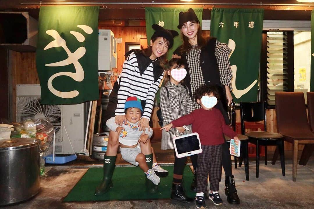 Mai Wakimizuさんのインスタグラム写真 - (Mai WakimizuInstagram)「maikaちゃんと2ヶ月振りのfamily会♡とっーても久しぶりのぎゅんたで＼(^o^)／息子のご飯係はいつもねぇねにお任せ♡ねぇねに口を開けてあーん待ちします。笑 最後の最後まで"おにくおにく！"と大食い発揮で皆にびっくりされてた。笑 そしてこの写真の息子、顔の丸さとか笑い方、私にそっくりやん。笑 最後、駐車場までが暴風で全員の帽子が一気に飛ばされギャーギャーと大パニックでした♡笑(全員無事) #wakkingourmet#ぎゅんた#神戸 #2歳3ヶ月#2歳男の子#男の子ママ#mamalife」11月14日 8時21分 - wakkin__m