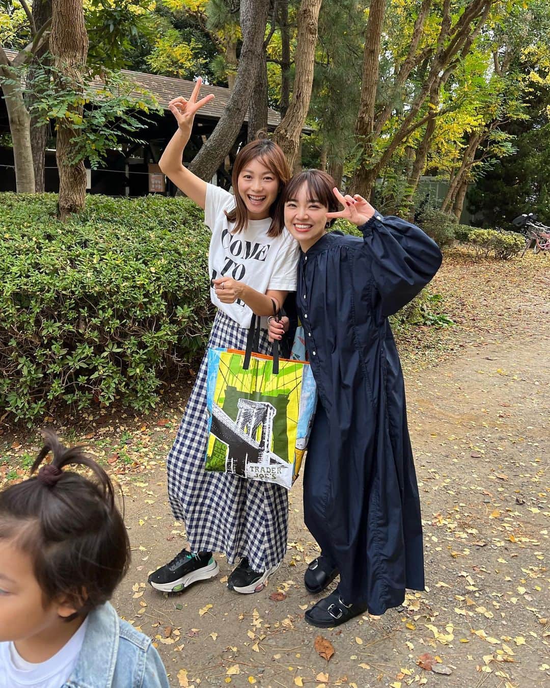 のインスタグラム：「@eriebihara ファミリーとの日曜日🌈  公園で巨大シャボン玉で遊んで、そのあとはお家に移動して、子供達はカラオケ大会して、トランプして、お風呂まで入らせてもらって、めちゃくちゃ楽しそうだった🎤🛁  長男がえりちゃんの娘ちゃんの前でデレデレしてて、面白かったな。笑」