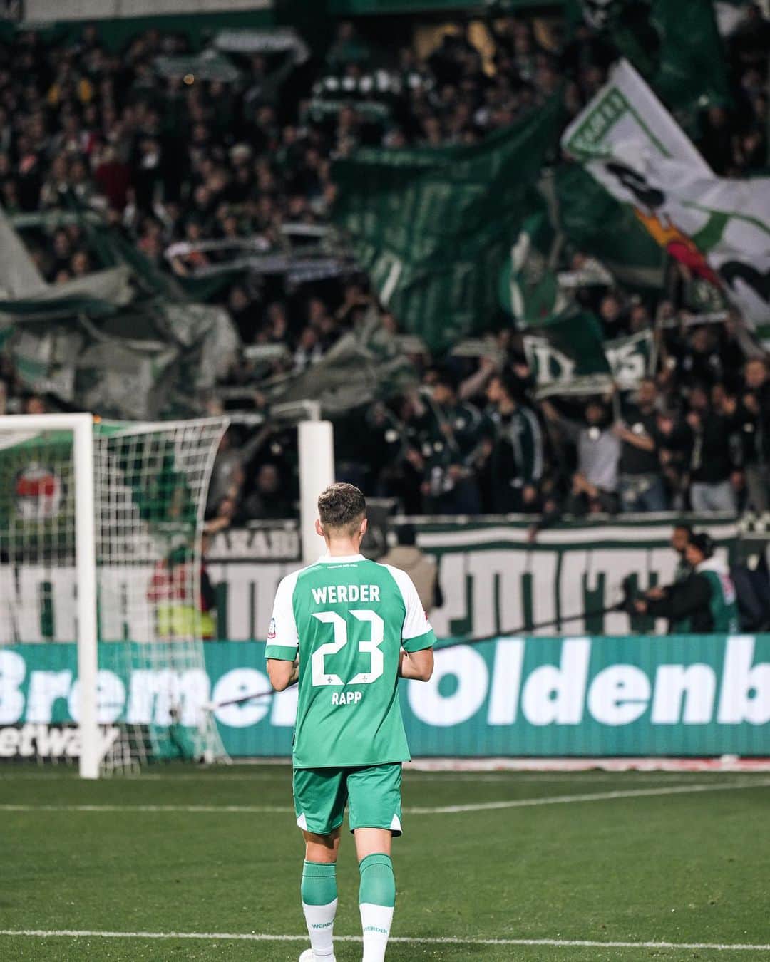 ニコライ・ラップのインスタグラム：「Danke für euren Support! 💚🤍」