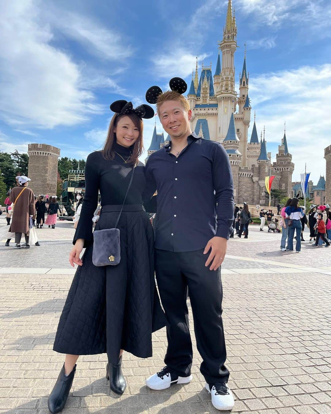 安藤麻貴さんのインスタグラム写真 - (安藤麻貴Instagram)「Disney🖤  前から買ってあったスタッズ付きの黒カチューシャ。 ずっと黒コーデしたくて温めてました💓 鬼代謝の旦那さんが全身黒に耐えられるちょうどいい季節待ってた🥺笑  (撮影時のみマスク外してます😷)  #ディズニーランド #東京ディズニーランド #tdl #ディズニー #tokyodisneyland #ディズニーコーデ #夢の国 #シンデレラ城 #子連れディズニー #東京ディズニーリゾート #ディズニークリスマス #家族旅行 #おそろコーデ #disneyland #disney #blackcode #黒 #スタッズ #カチューシャ #リンクコーデ」11月14日 1時57分 - maki_nyan_3