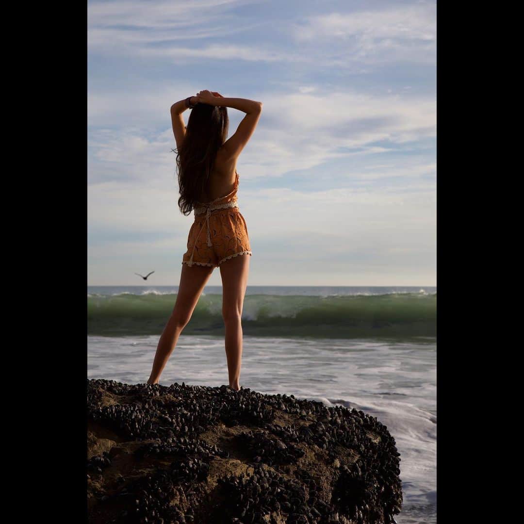 ジェナ・ヘイズのインスタグラム：「staring at the sea  • photography by Alicia Catherine Ezor • outfit by @arnhem_clothing •」