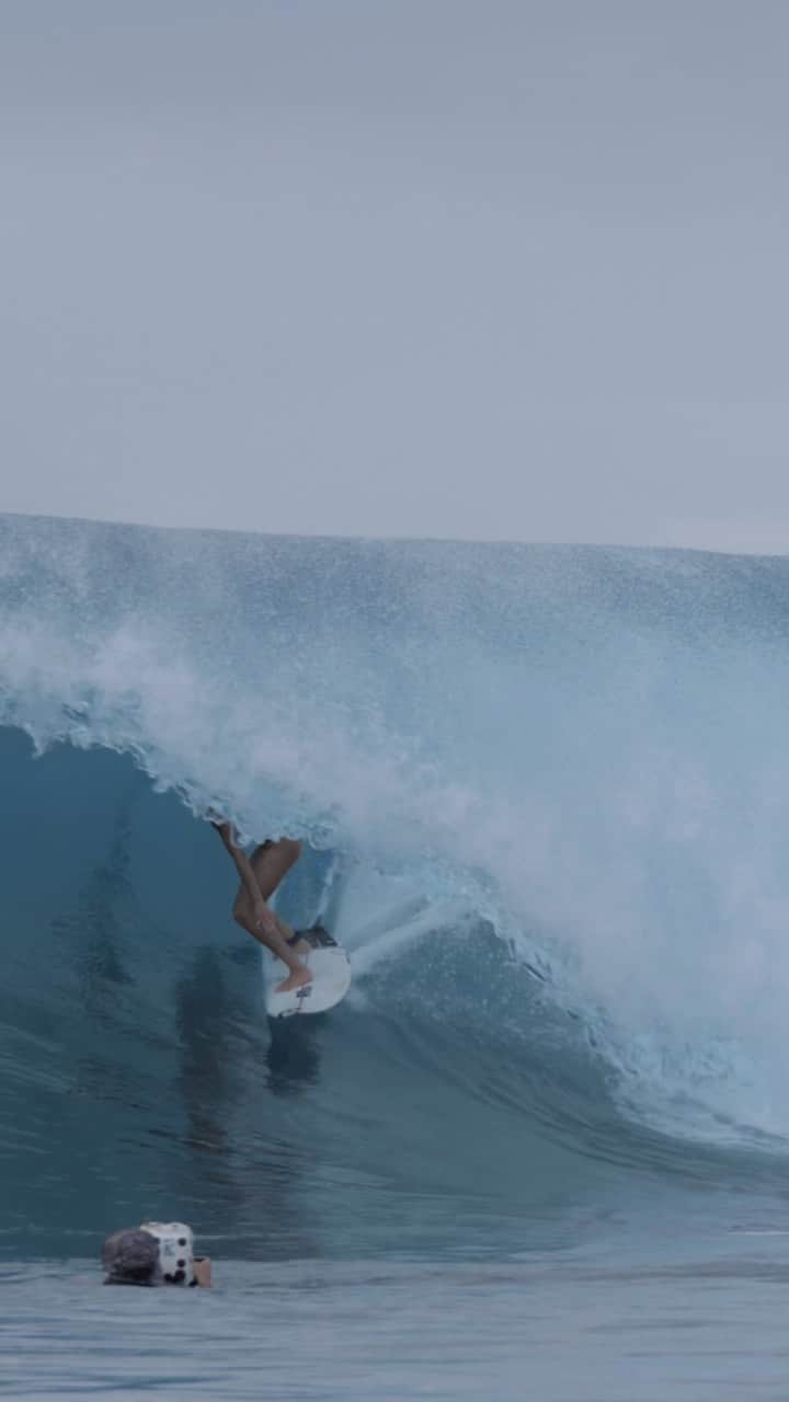 マリア・マニュエルのインスタグラム：「One of my favorite waves from an epic summer of surf and adventures✈️🏄‍♀️…  Captured by @carlocoral」