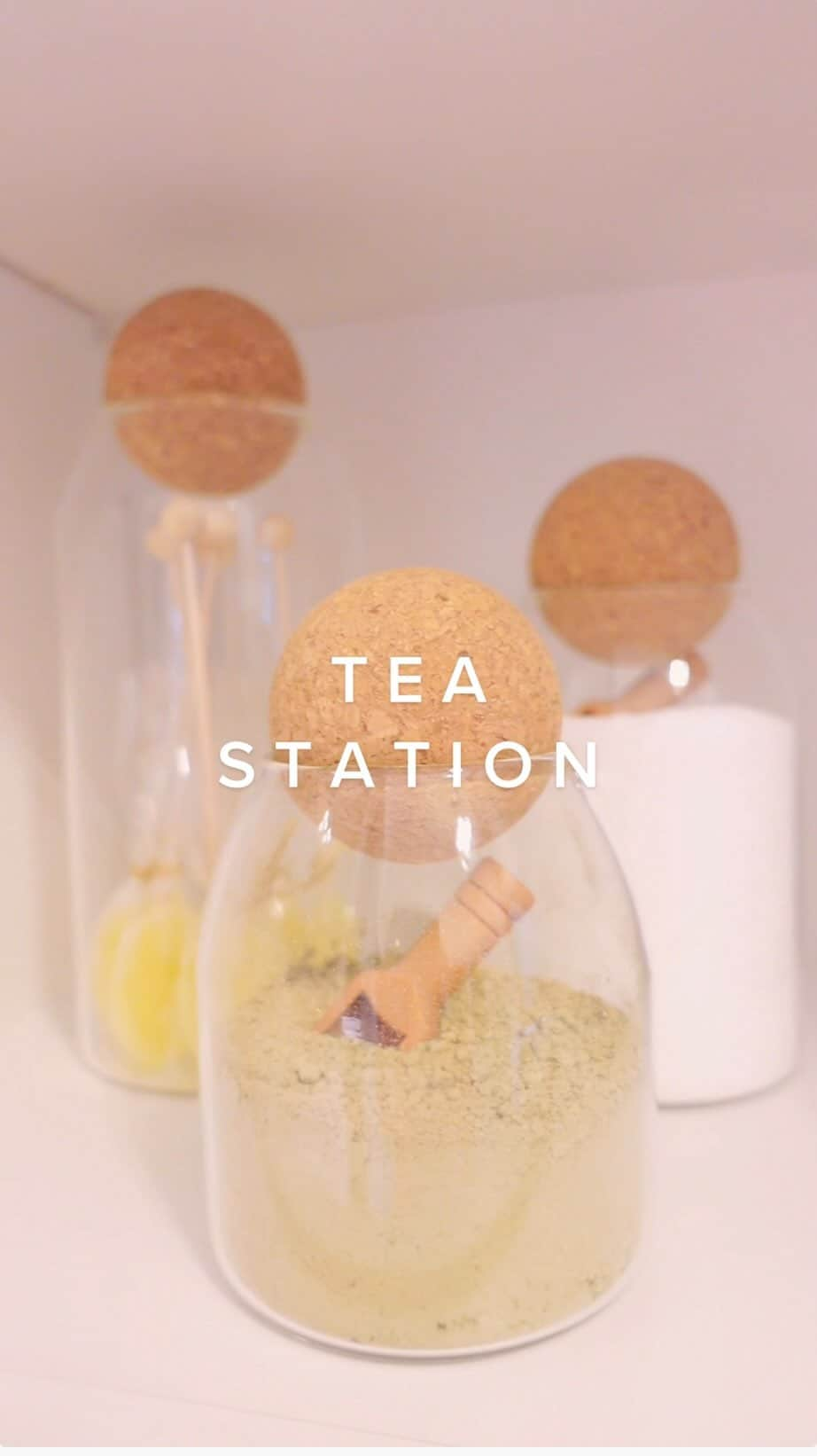 Elle Fowlerのインスタグラム：「Making myself a proper little tea station 😍 Everything used can be found under “Tea Station” and “Pretty Kettle”. Guys - can you believe this is my first kettle ever? I’ve used it every day since getting it, how did I survive without it? #organize #satisfying #asmr #organizedhome #organization #tea @beautifulbydrew」