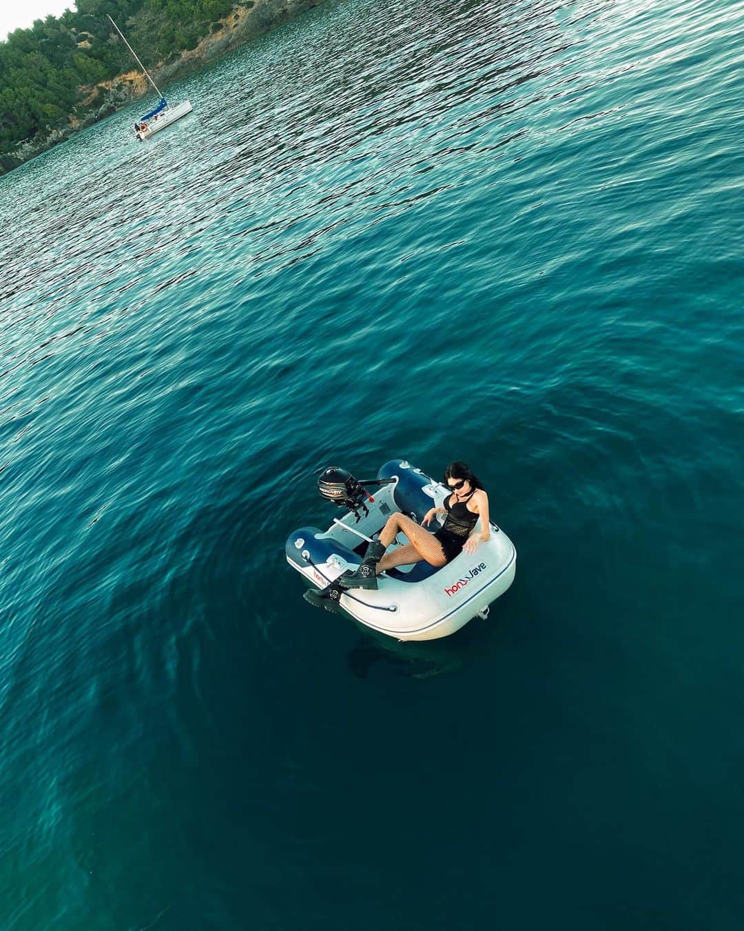 Greta Menchiのインスタグラム：「Travolta da un insolito -non troppo insolito- destino nell’azzurro mare di Novembre in my @nakedwolfe」