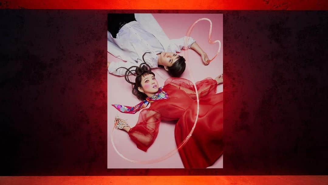 のインスタグラム：「🪡 ❤️‍🔥 LIFELIKE is alive at EPOCH.gallery! Today we are featuring a work by artist and filmmaker @5putniko located in the entrance of the West Lung of our virtual Biosphere 2.  Experience it at EPOCH.gallery  Sputniko! Red Silk of Fate, 2016 Digital photograph  The red silk line that connects two people who are destined to be together appears across many Chinese, Japanese and Korean mythologies. The delicate silk line symbolizes the fragility of love at times. On the other hand, such a thin line represents the passion in love that is powerful and irresistible.   Through the genetically engineered red silk containing Oxytocin (known as the socially bonding, love hormone) invented by artist Sputniko! (Hiro Ozaki) with Professor Hideki Sezutsu from the University of Tokyo, the Asian mythology of the "Red Silk of Fate" is recreated.   LIFELIKE is curated by @katie_peyton_ and explores the work of seven artists logging biological, genetic, and behavioral information on a digital ledger, invoking a conversation about how to take back body sovereignty in Web3. Inspired by Hofstadter’s text “Bodies on the Blockchain” for @right_clicksave, EPOCH has placed the work of seven artists inside a virtual representation of BIOSPHERE 2, a failed twentieth-century experiment in self-sustaining post-ecocollapse living.  🤍On November 19th, the entire LIFELIKE exhibition will be offered on the @algorand blockchain in an edition of 3. Proceeds will be distributed among the artists and contributors.  #epochgallery #lifelike #sputniko #katiepeytonhofstadter #rightclicksave #biosphere2 #contemporaryart #internetart #vr #virtualgallery #virtualart #artandtech #immersive #ecological #equitable #sustainable #algorand」