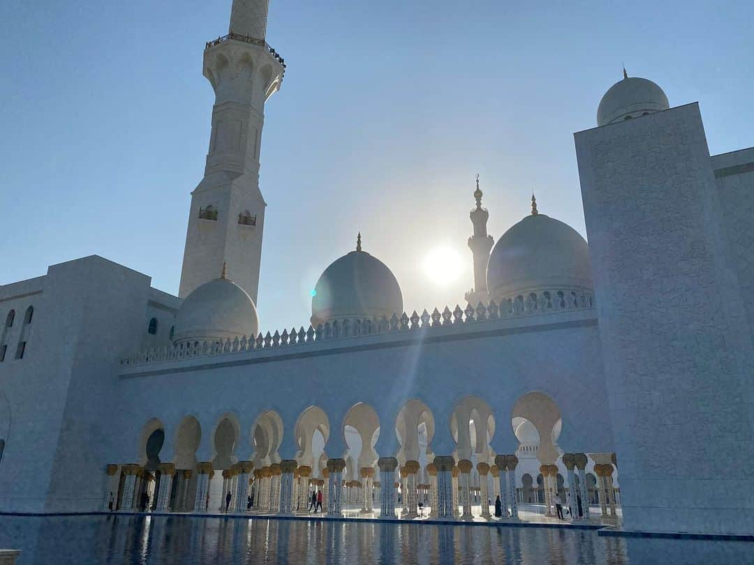 小泉里子のインスタグラム：「これはもう美しさの極み。  #sheikhzayedmosque  #sheikhzayedgrandmosque #abudhabi  #眩しすぎてサングラス必須」